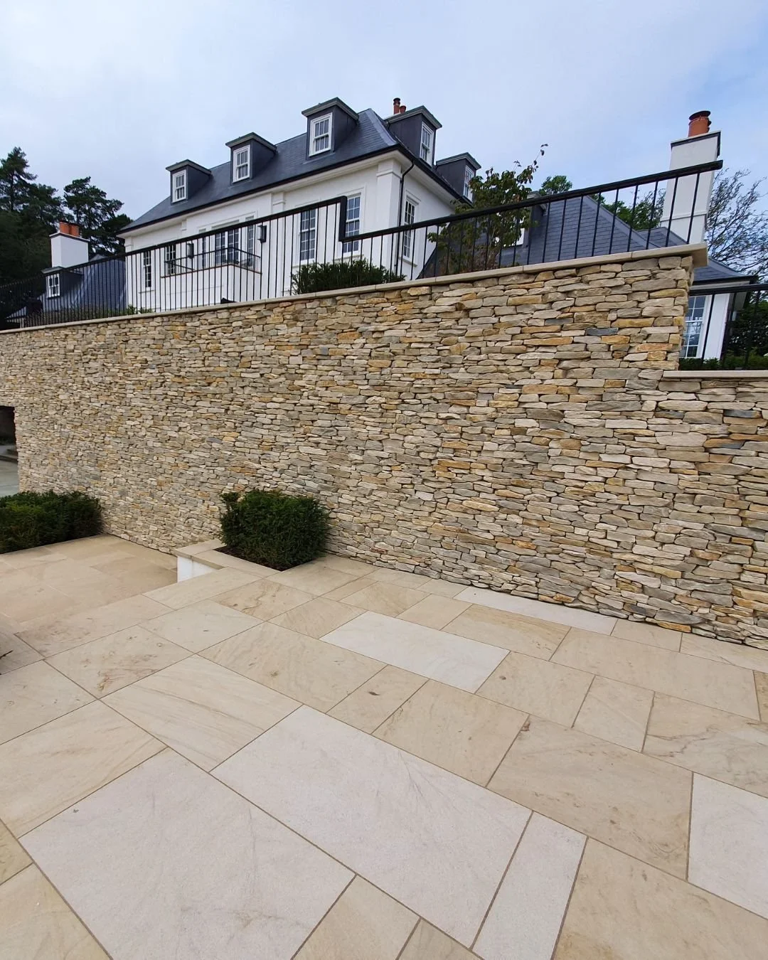 Happy Sunday ☀️ 

Today, we are focusing on Aston Cladding, a beautiful Cotswold limestone wall cladding that is typically cream to pale grey and naturally rugged. This makes it a very versatile choice for residential developers, traditional builders