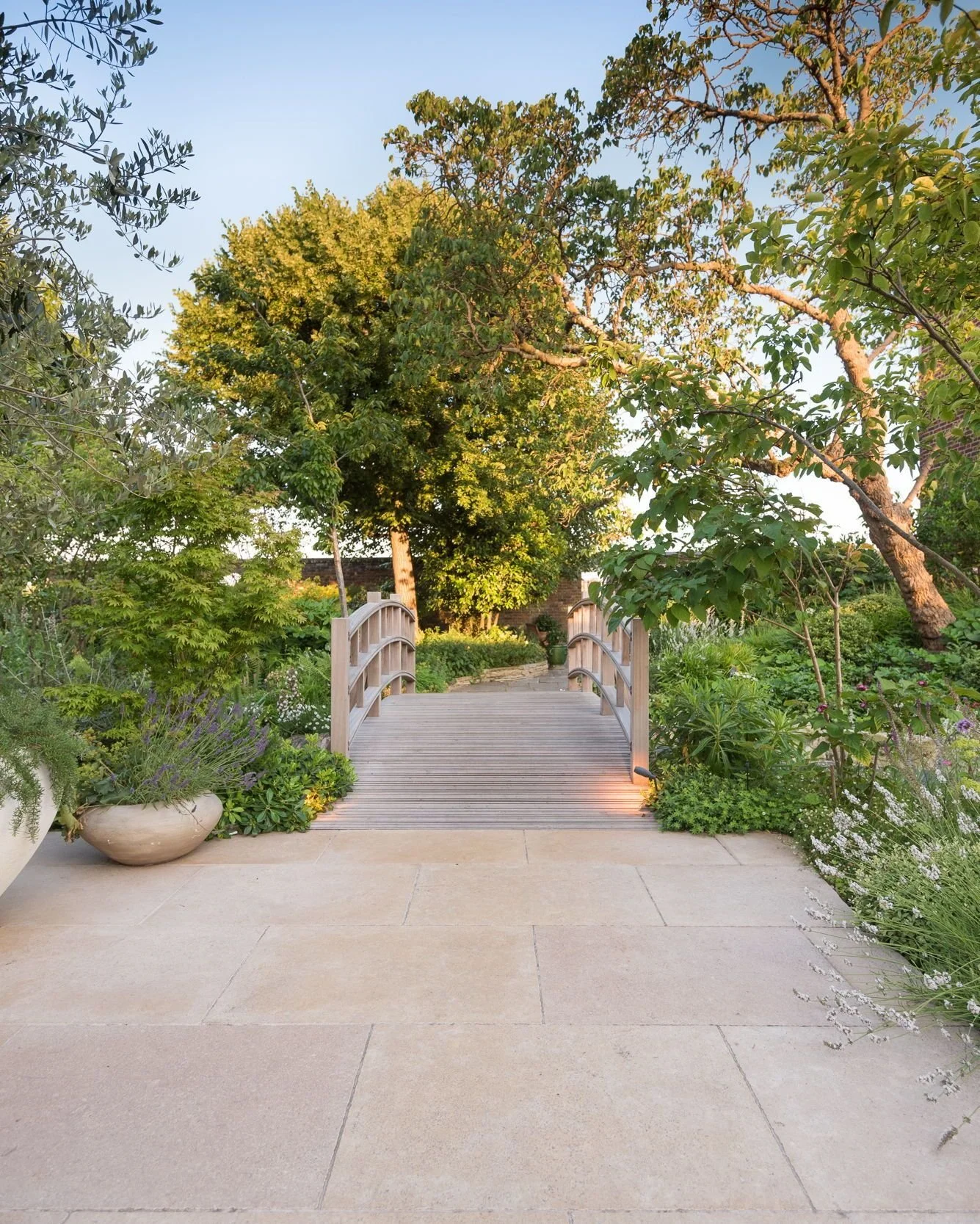 This is The English Garden, part of The Roof Gardens in the heart of Kensington High Street 🌱 ✨ 

This section of the Roof Gardens offers a tranquil, naturalistic setting and features a pond and a stream. It is home to mature trees, originally plant