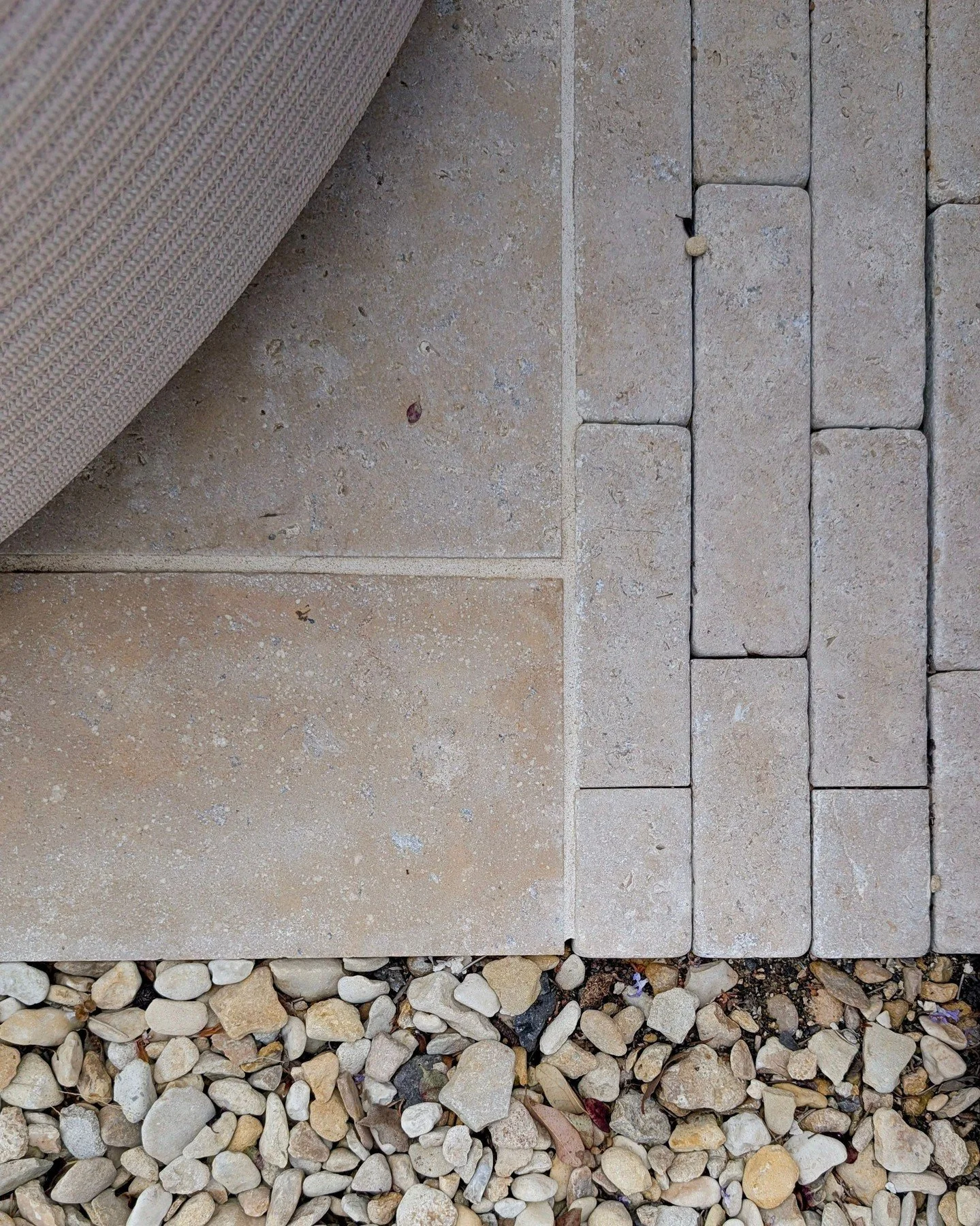 We're starting the week with a warm moodboard featuring Zahra Beige Washed Paving and Etched Stackers, paired with Harleyford Blend. 

This inviting palette can be found laid at @the.glasshouse.collective, among many more products 💚

Allgreen. Maste