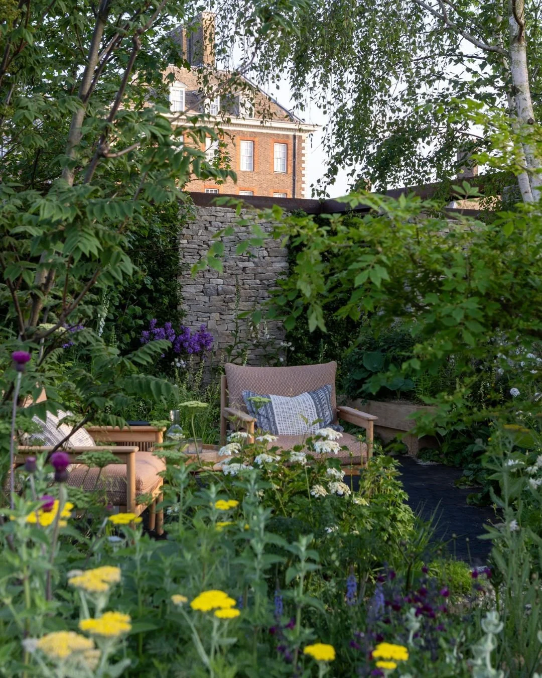 Another Sunday, another Chelsea Flower Show Throwback 🌿🌻✨ 

This is the &ldquo;Money Doesn't Grow On Trees&rdquo; Garden by Killik &amp; Co, a Silver Gilt Winner at Chelsea Flower Show 2024. Designed for families to spend time together, relax, and 