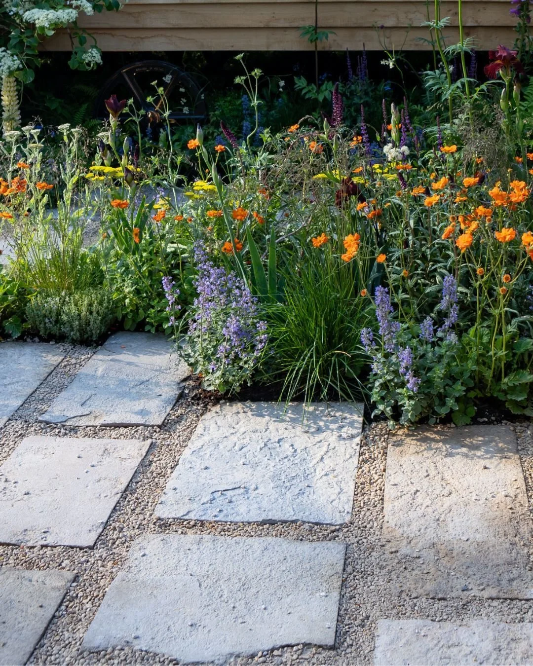 Happy Monday Moodboard with a timeless combination: Durlston Weathered Riven and Somerset Buff Selfbinda. 

Together, these materials create a soft, neutral warmth that enhances the colorful flowers.🪻🌼🌻 

Credits:
Stand by @hannam_and_taylor
Desig