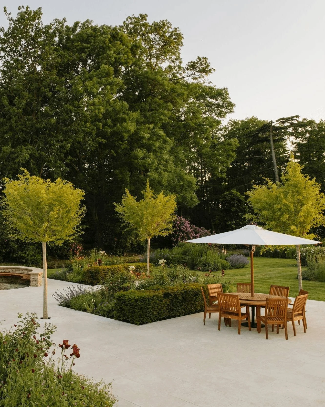 Throwback to this glorious countryside garden, featuring Zahra Beige Washed paving, Aston Cladding and Haslingden Copings. Together, these materials create a neutral beige palette that makes the garden furniture and nearby greenery pop. ✨

Credits
De