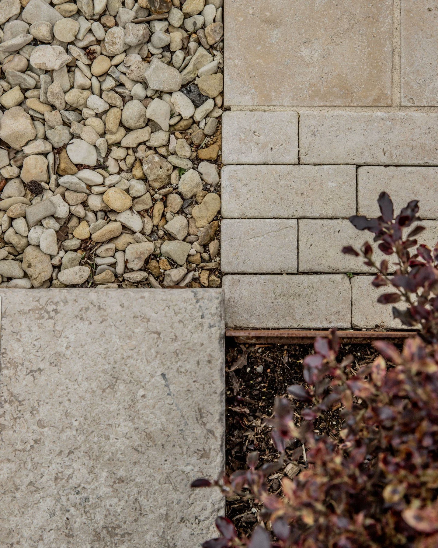 Happy Bank Holiday Monday with this warm moodboard featuring Zahra Beige Paving and Stackers in an Etched finish, Cotswold Pebbles 20mm and Zahra Beige Aged ✨ 

Photo credits: @photosbychloetaylor 

Allgreen. Masters in Stone.