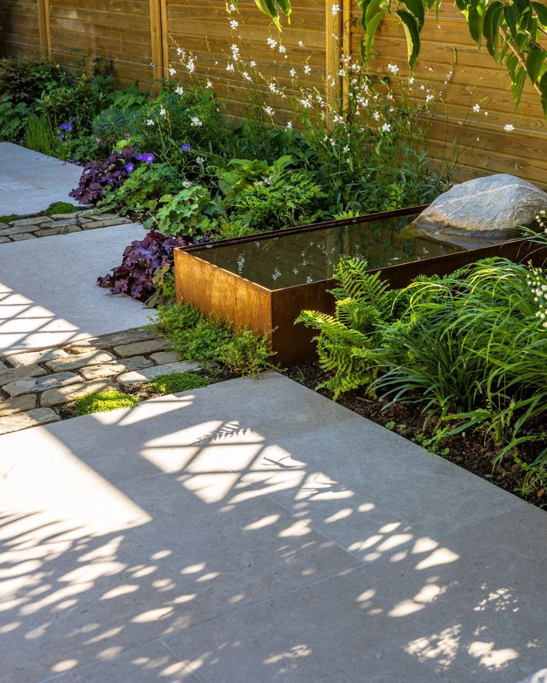 Throwback to The Elemental Garden, a beautiful North London garden featuring Zahra Beige paving and stackers alongside Darley Stableyard Cobbles ✨

Together, these materials create a tranquil escape from the city's hustle and bustle, perfect for soak