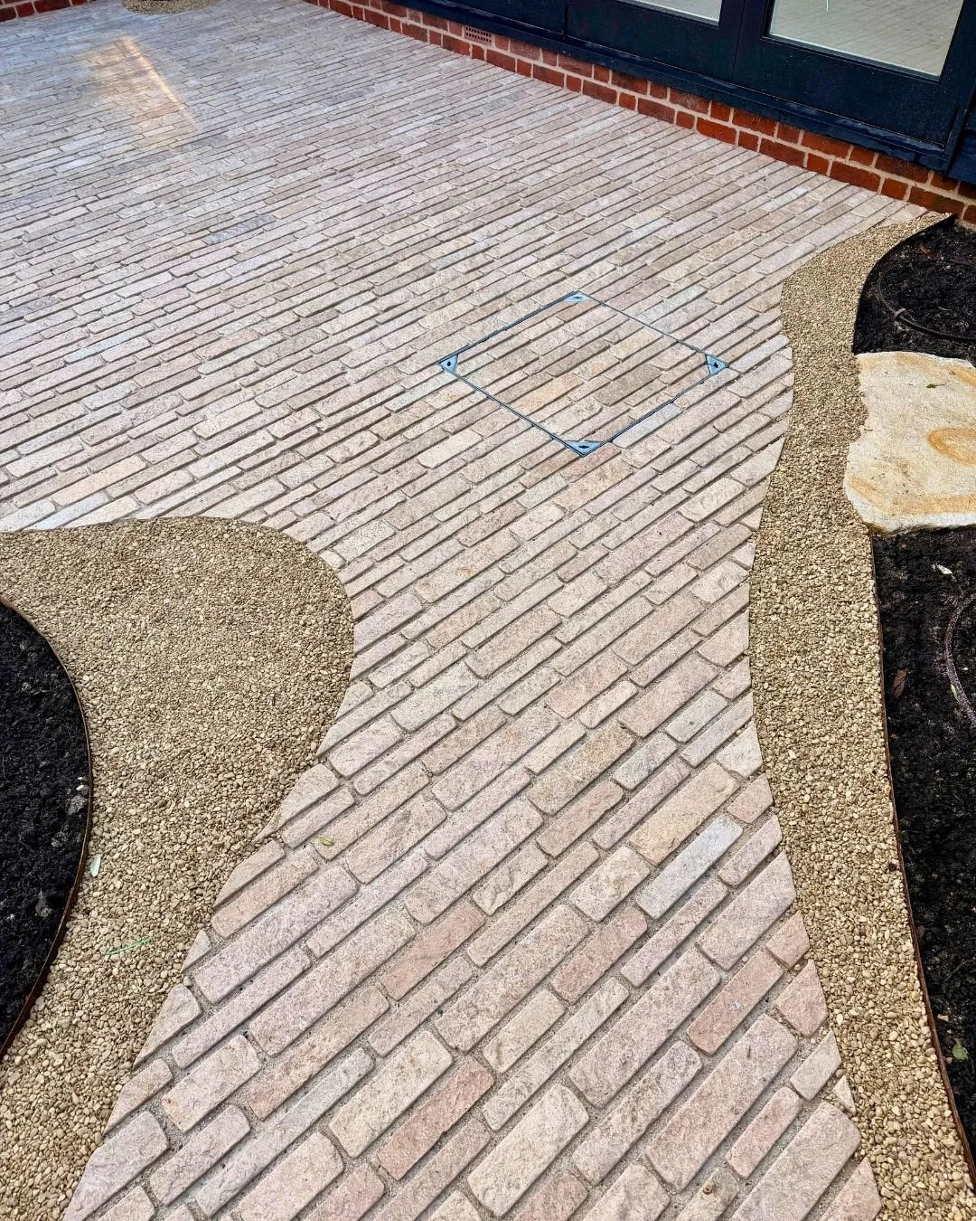 This beautiful courtyard features Zahra Beige Pitchers and 10mm Cotswold Pebbles, creating a unique and unforgettable pattern. We can't wait to see more photos of this project once the planting is complete! 🌸

Credits
Design and photography: @tomhow
