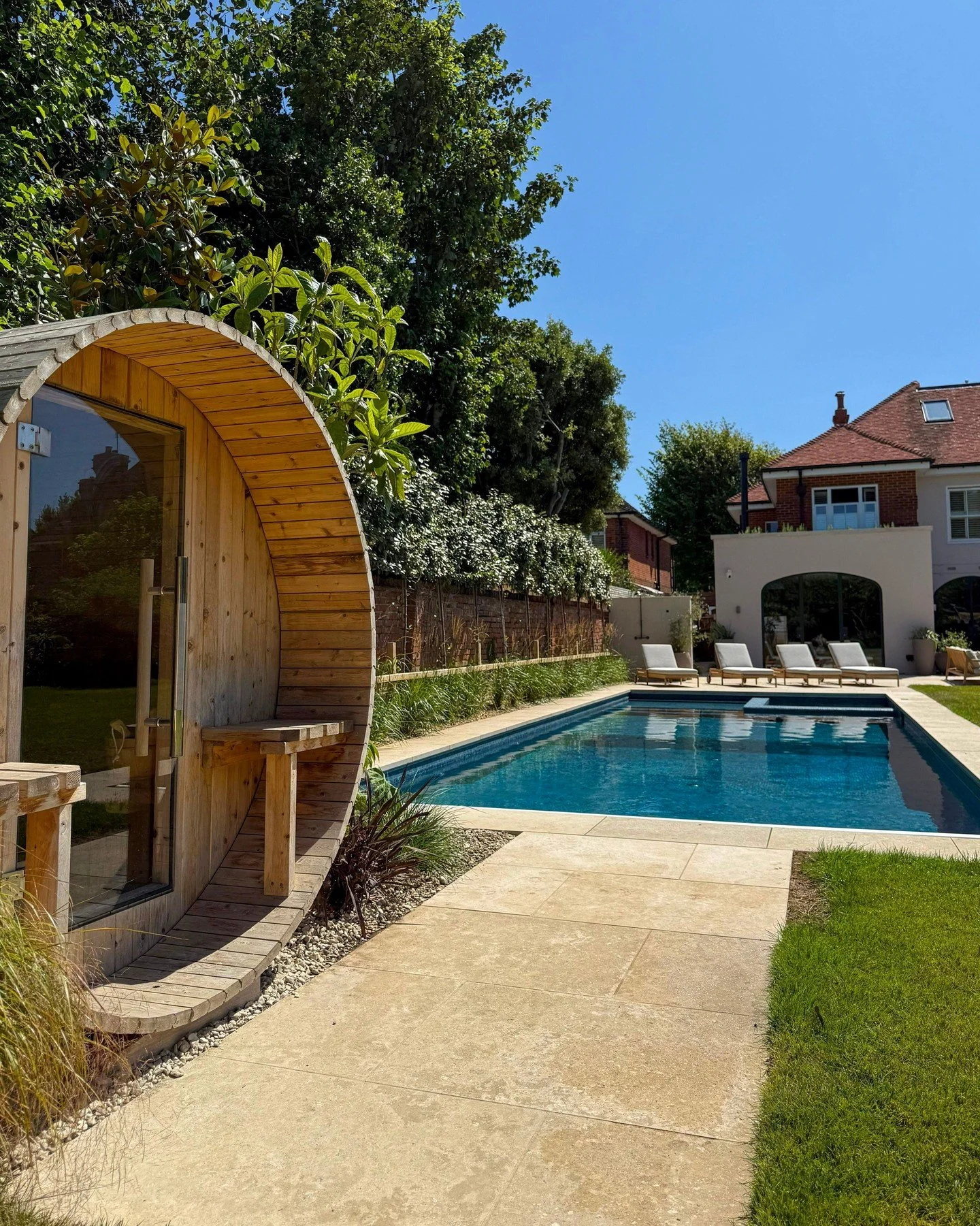 This luxurious family home garden in Brighton and Hove draws inspiration from Mediterranean and Californian colors and landscapes, creating a warm, contemporary space. We supplied Zahra Beige paving and copings around the swimming pool, a perfect mat