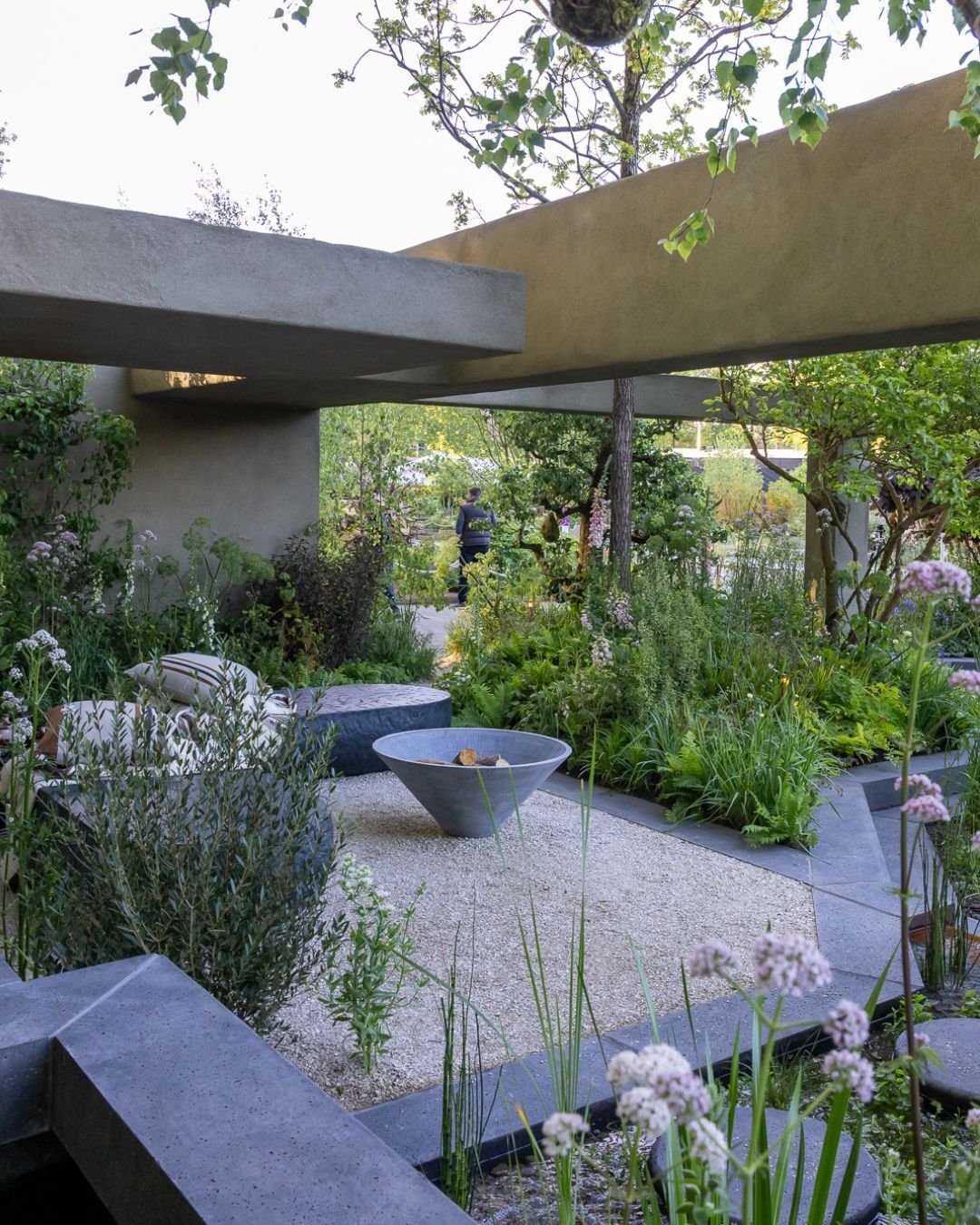 Happy Saturday with these gorgeous shots of The Killik &amp; Co 'A Seed in Time' Garden at this year's Chelsea Flower Show🌿 

This family garden aims to demonstrate how introducing a variety of biodiverse zones can improve habitat health and help re