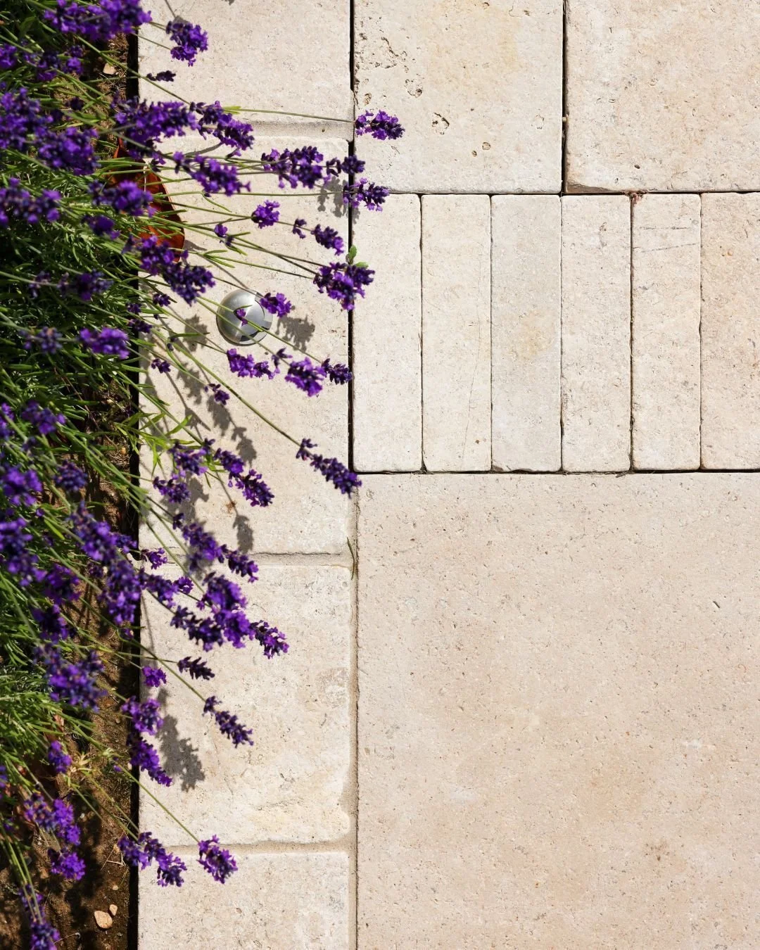 Happy Bank Holiday Monday with this creamy moodboard featuring Zahra Beige Paving, Drivesetts and Stackers, perfect to celebrate the long weekend and hot weather☀️ 

Credits: 
Designed by @nicolawakefieldgardendesign 
Built by @hortus.forma
Photograp