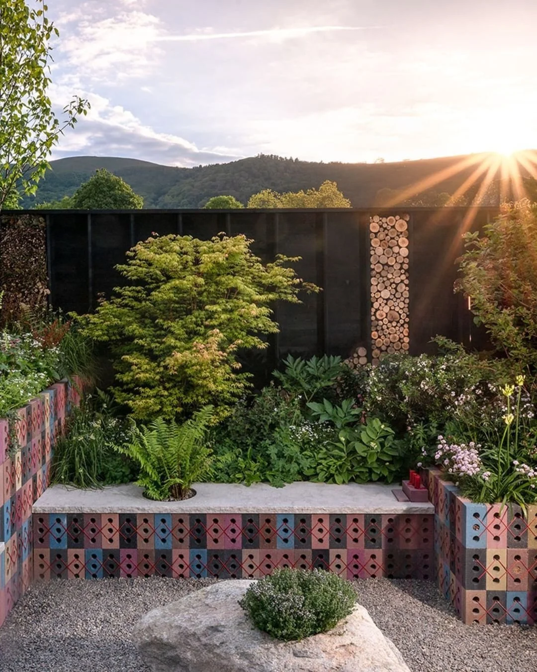 This is the ONE Garden at this year's Malvern Spring Festival 🌿 

This colorful garden is inspired by the millions of people living alone in the UK, and it's designed for individuals who enjoy living independently and love spending time surrounded b