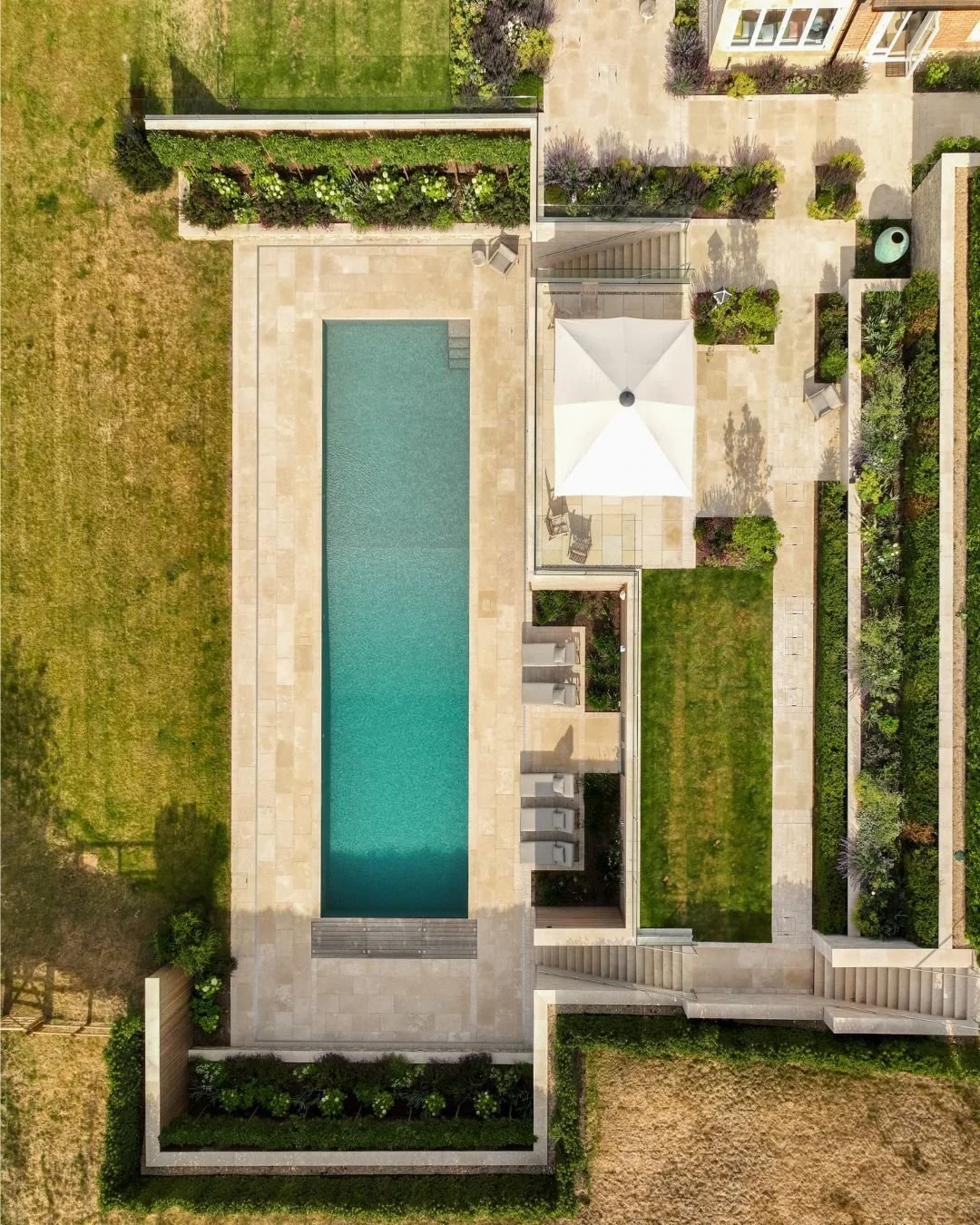 Taking a small break from Chelsea Flower Show content with these stunning swimming pool shots, showcasing Aston Cladding and everything Zahra Beige, including Paving and Copings, Steps, Drivesetts and Stackers! 

Credits:
Designed by @nicolawakefield