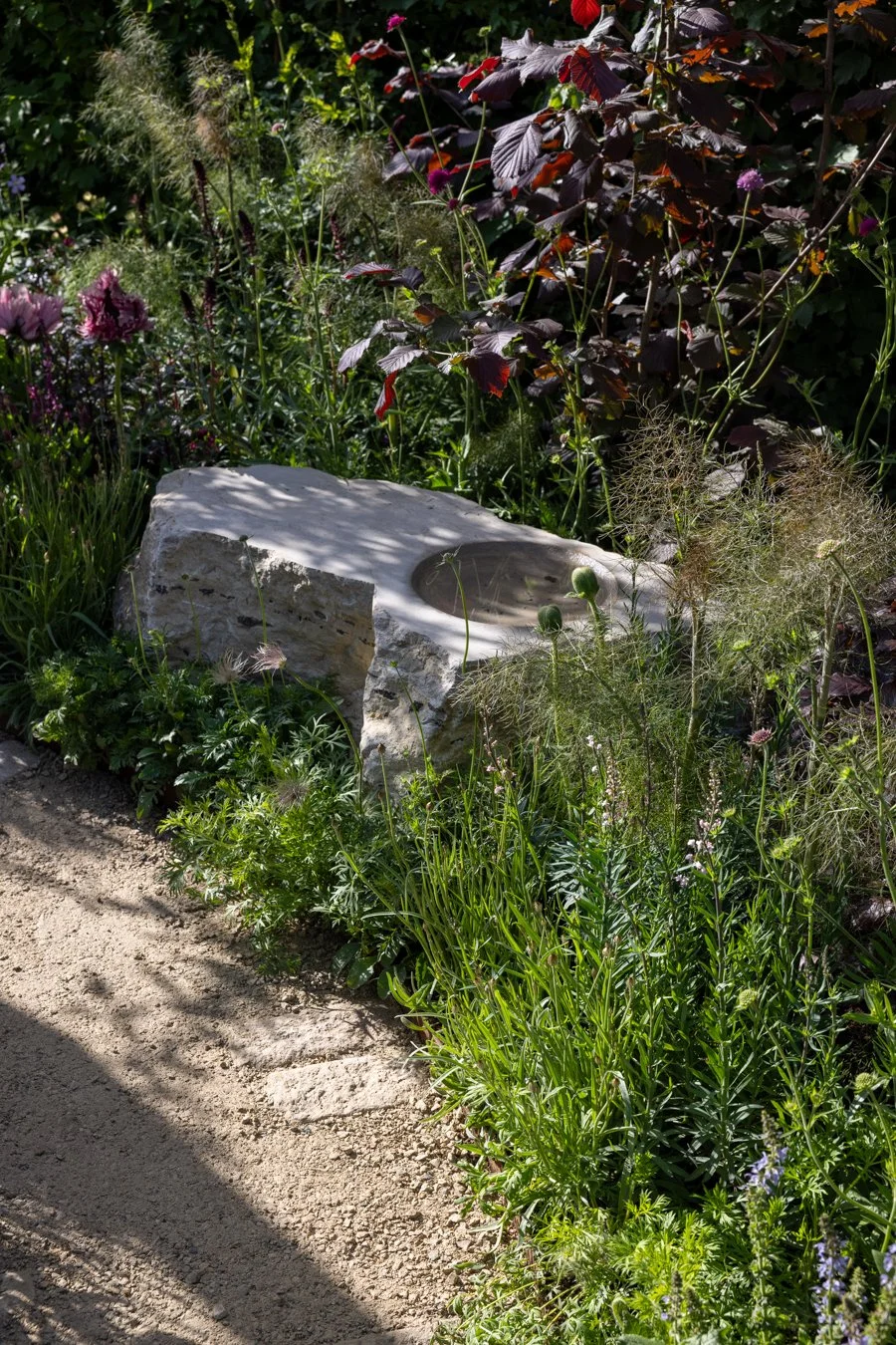  Products: Bespoke Langton Feature Stone Bird Bath,  Somerset Buff Selfbinda ,  Durlston Stableyard Cobbles    Photography by Ellie Walpole 