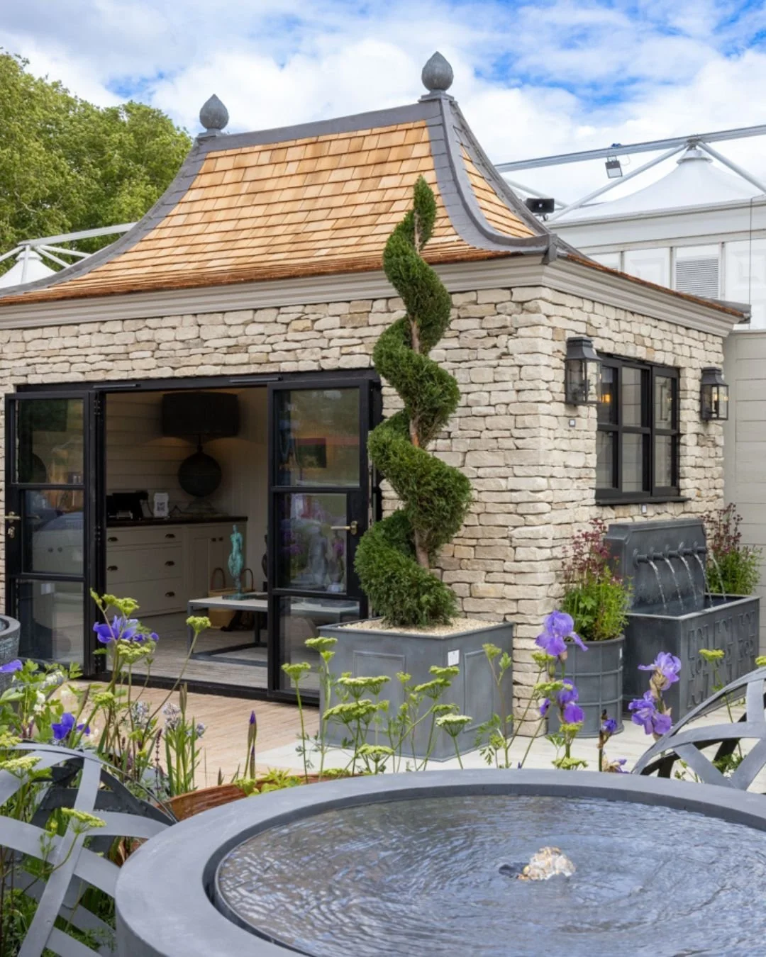 June has arrived, but we're not quite ready to leave Chelsea Flower Show behind ✨ 

From concept to completion, it was fantastic to see the @aplaceinthegarden stand come to life and to be a part of it! We supplied Zahra Beige Mallets around the Purbe