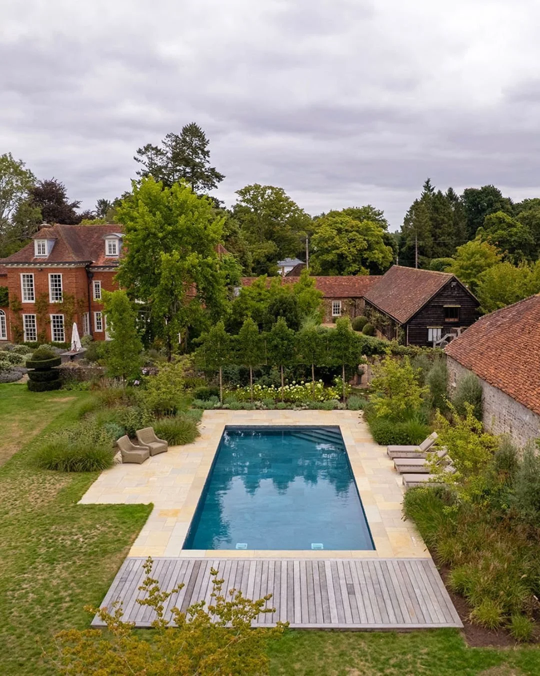 Happy weekend! We wish we were swimming in this rural pool✨

Located in the heart of the Hampshire countryside, the swimming pool is ideal for cooling off and enjoying the warm summer days, and the sunbeds are perfect for lounging in the sun. The war