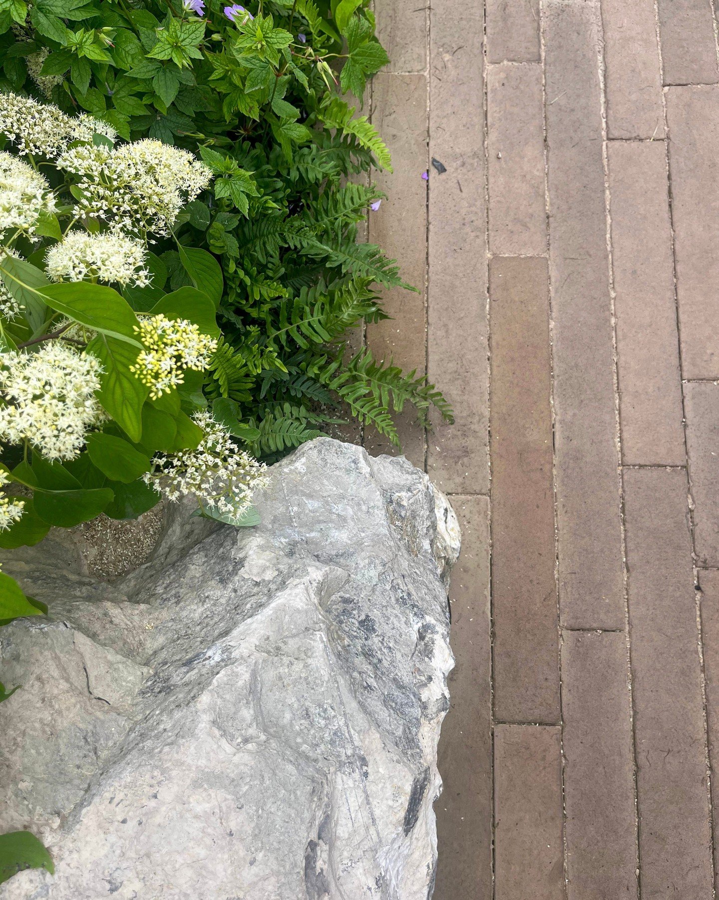 Happy Monday with this moodboard featuring bespoke Luciano Mallets and Langton Feature Stone from Trussell&rsquo;s Together Garden at this year's Chelsea Flower Show ✨ 

In this photo, the warm tones of the Luciano Mallets perfectly complement the so