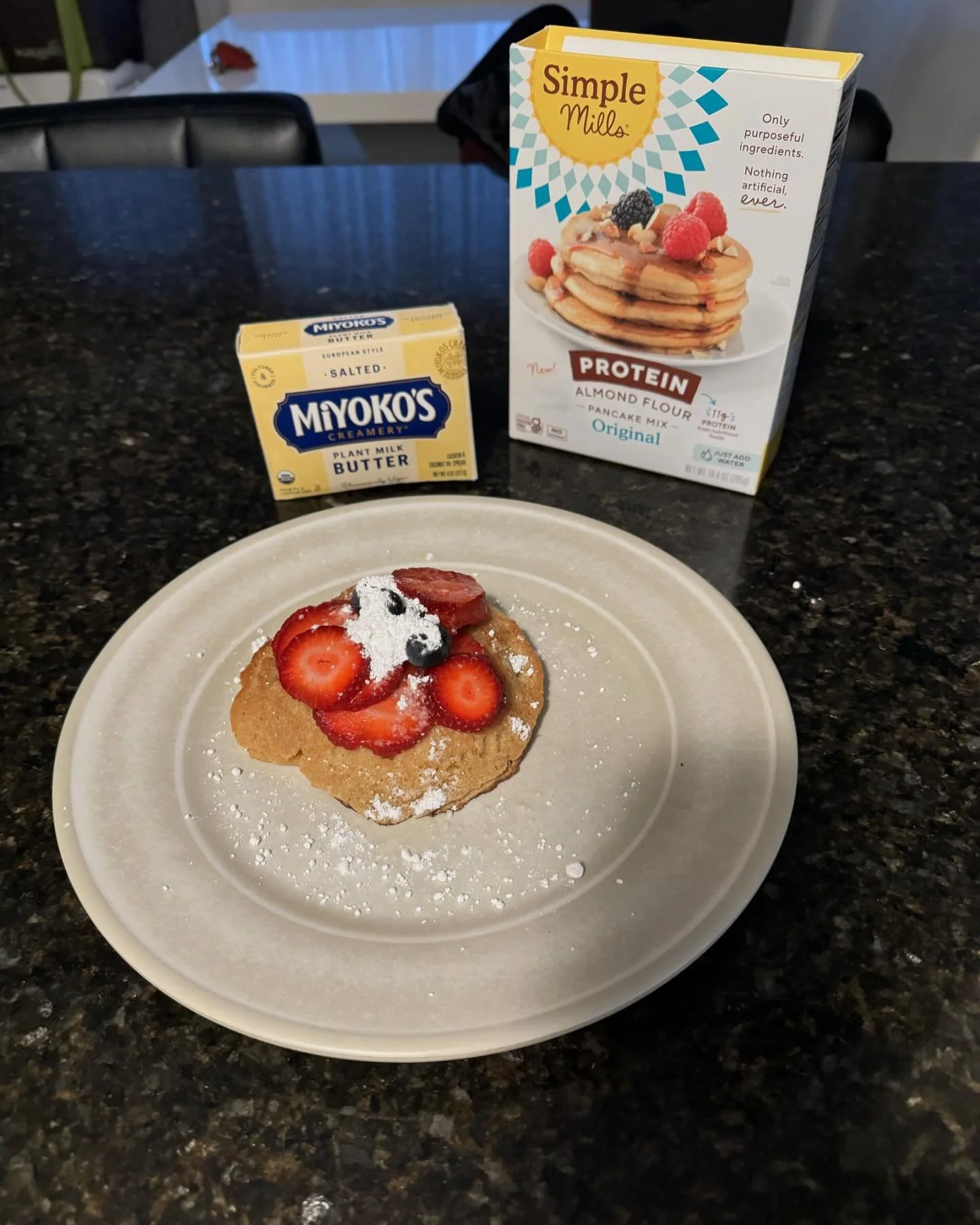 A light breakfast 🥞 🍓  #joyfulnutrition  #proteinpancakes