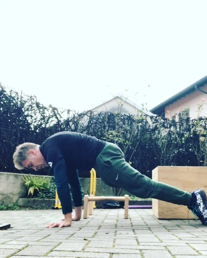 SHOULDER WORKOUT
3x 6/10 pseudo planche push ups
3x 6/10 pike push ups 
2&rsquo;/5&rsquo; totali di handstand wall hold(oppure pike hold)
3x 20&rdquo;/30&rdquo; planche lean (oppure plank braccia tese)
#shoulder #workout #shoulderworkout #calisthenic