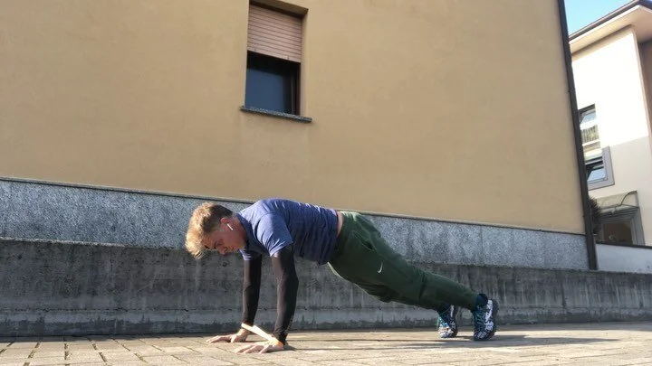 #funtionaltraining #miniband #personaltrainer #personaltraineronline #fitness #sport #motivational #training #montainclimber #squat #deadliftoneleg #plank #sideplank #row #curl #cavariaconpremezzo #lockdown2