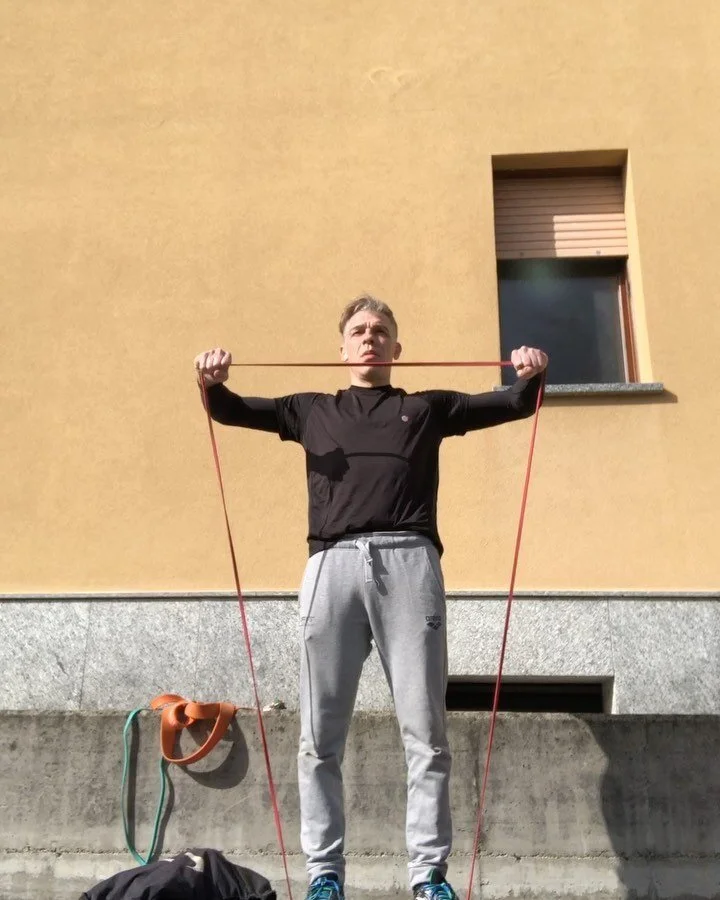 Workout elastici:
90&rdquo;/30&rdquo;x5x2
(90&rdquo; di lavoro 30&rdquo; di recupero per 5 esercizi per 2 rounds )
Scalabile in 60&rdquo;/30&rdquo; o 30&rdquo;/30&rdquo; 
Esercizi:
Alzate 90 gradi
Front squat
Rematore
Obliqui 
Stacchi da terra 

#loo