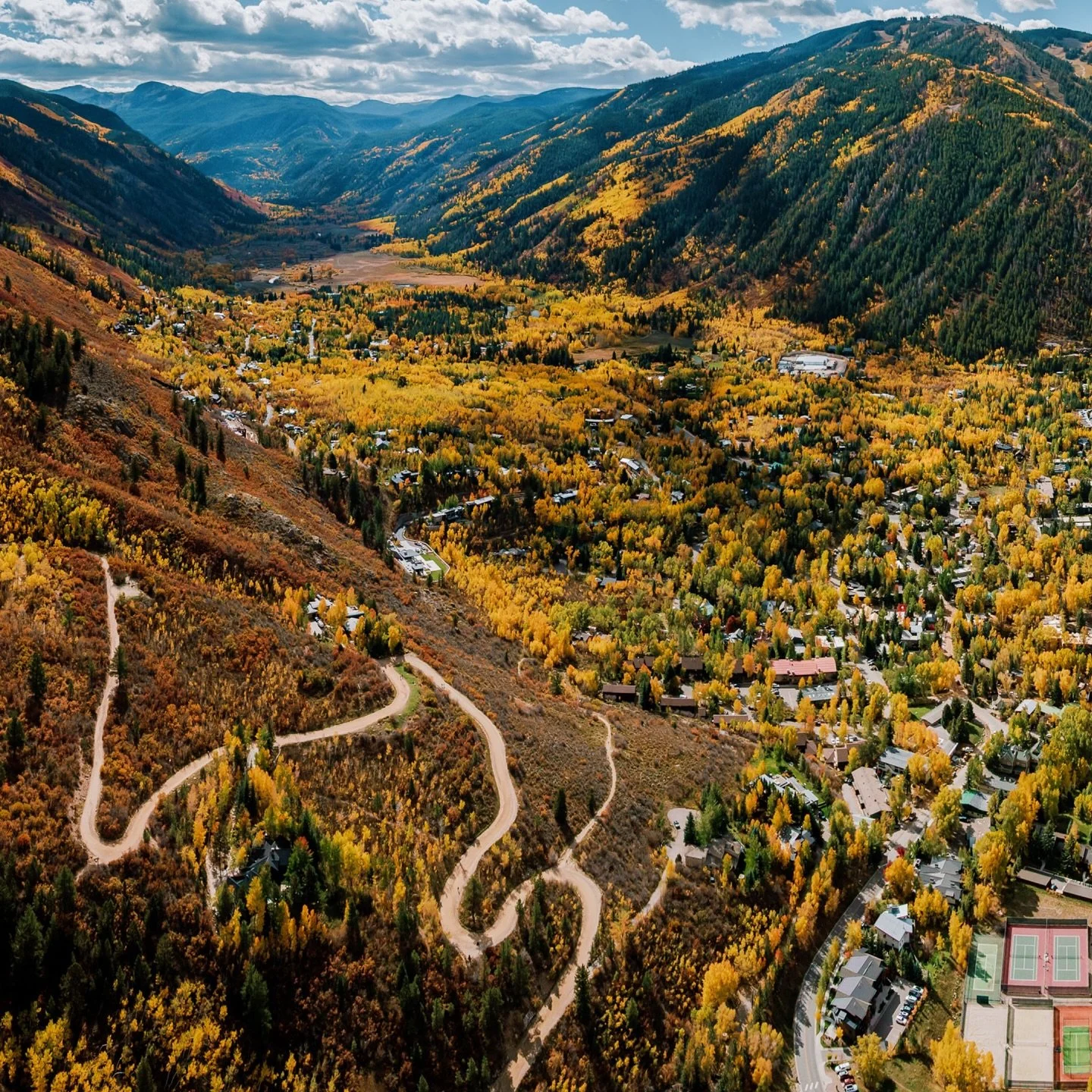 Smuggler hike delivering the views and the colors 😍

#bethexperience #aspenco #aspensnowmass
