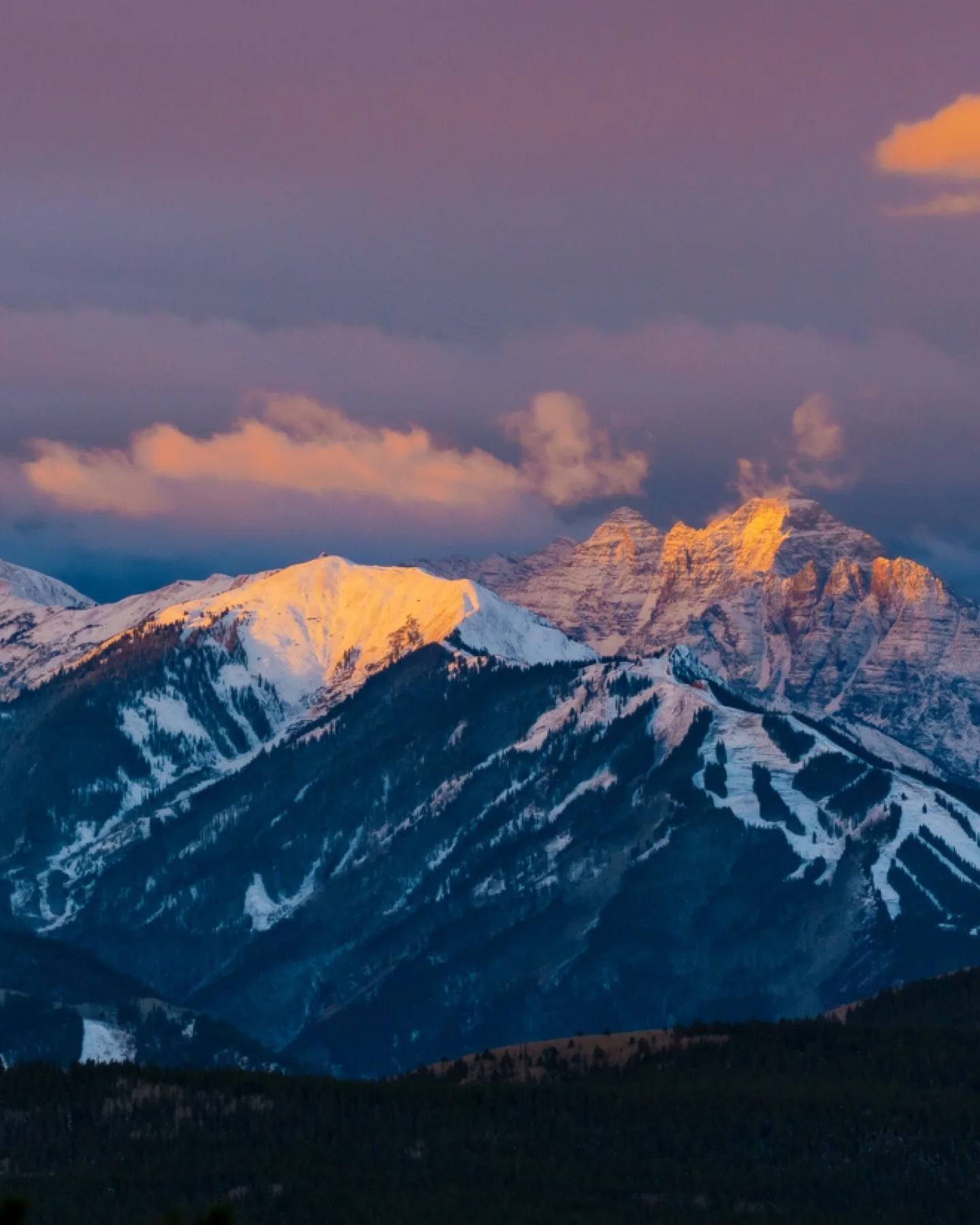 Cold October sunrises with the prettiest of views - Swipe for pano of Aspen Snowmass and the Elks!
#bethexperience #aspensnowmass #aspenco #snowmass