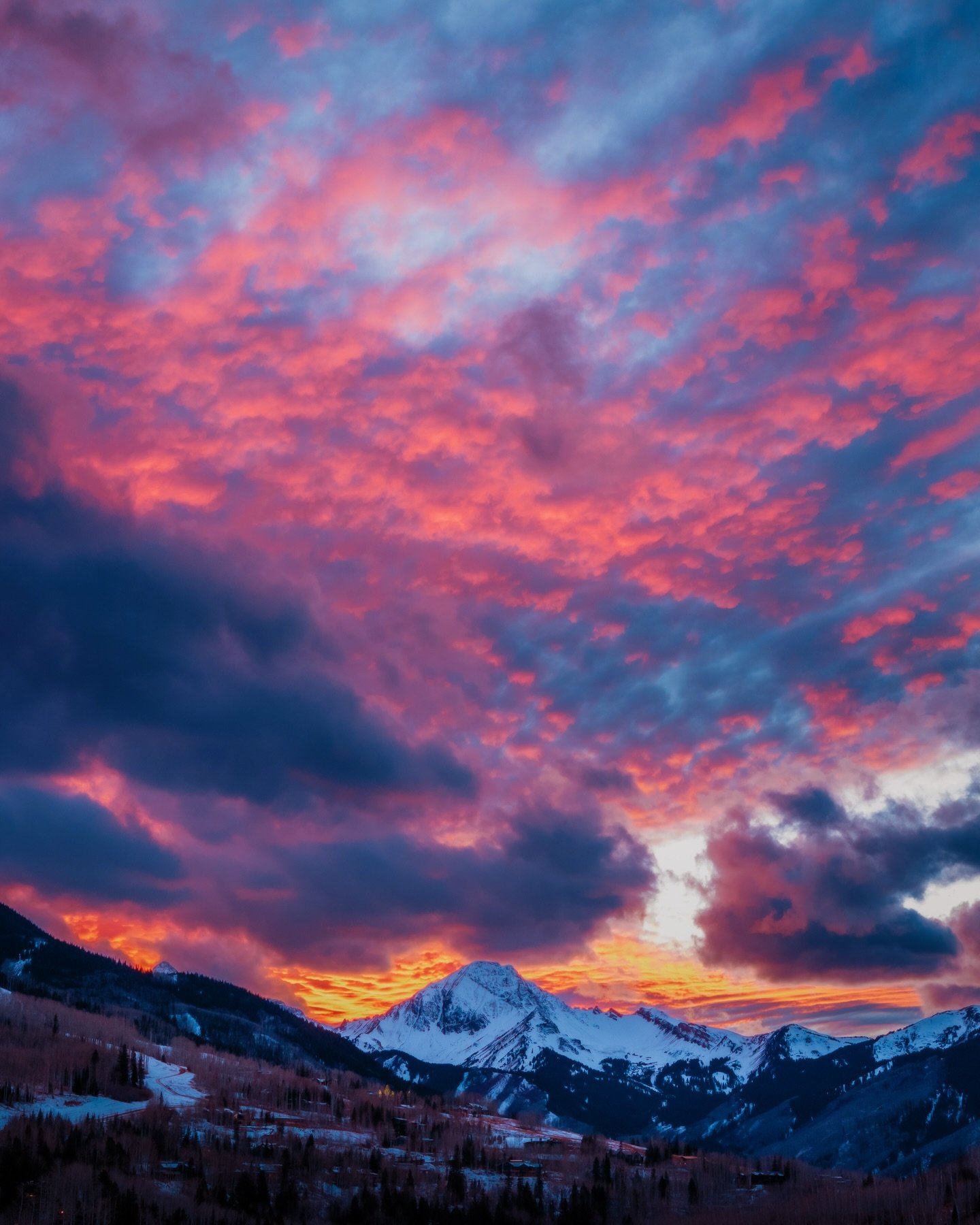 Pretty sunsets bring the snow, that&rsquo;s a scientific fact right? 🙄🙏

#bethexperience #aspensnowmass #snowmass