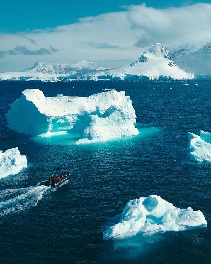 Antarctica from above ❄️🧊

@iceaxeexpeditions 

#antarcticaexpedition #iceaxeexpeditions #skitheworld