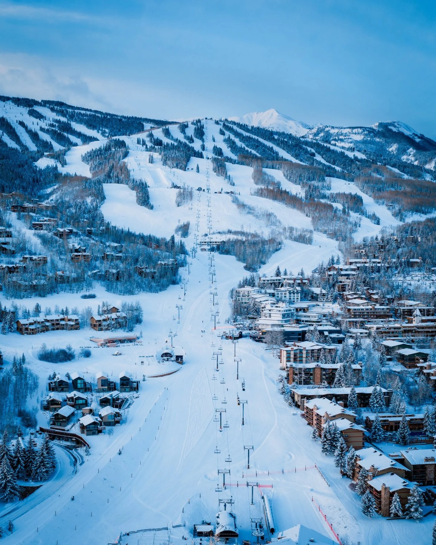 Bluebird 12&rdquo; powder day, friends and smiles all around - I mean is it really too much to ask for? 😊🤩

#powday #aspensnowmass #snowmass