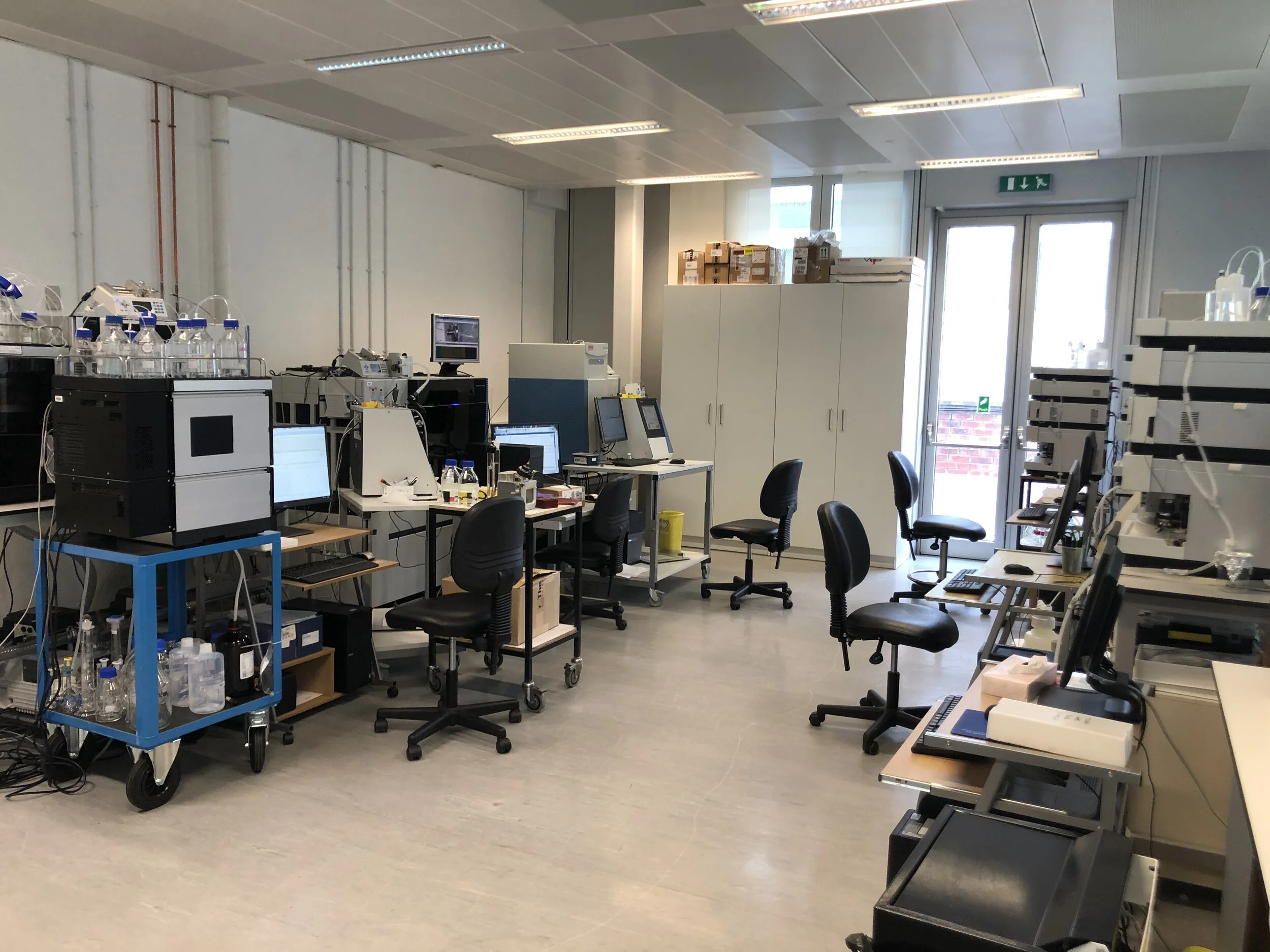 A research laboratory with mobile benches on wheels with castors.