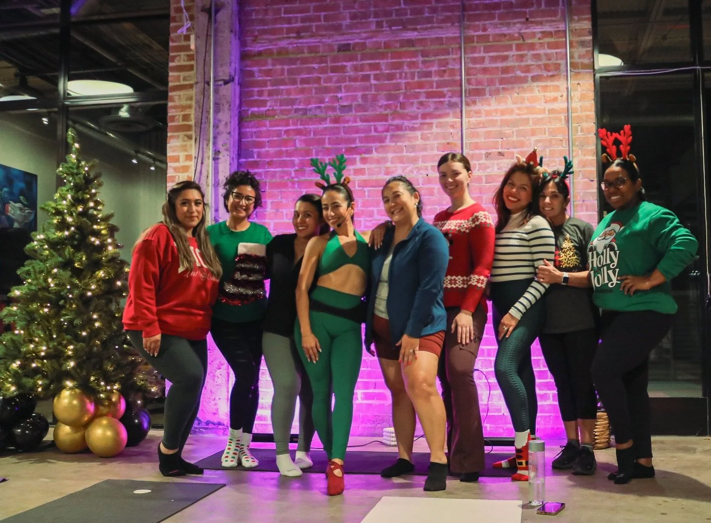 Fitmas Barre Class 🎄 in full effect with @thefashionpour and @the_womensmovement . We wrapped it up with an achievements cake to celebrate the ladies biggest wins of 2025 🥹🫶🏽

Wishing you all a very happy Christmas Eve 🎄✨

📸 @oshoot.az  thank y