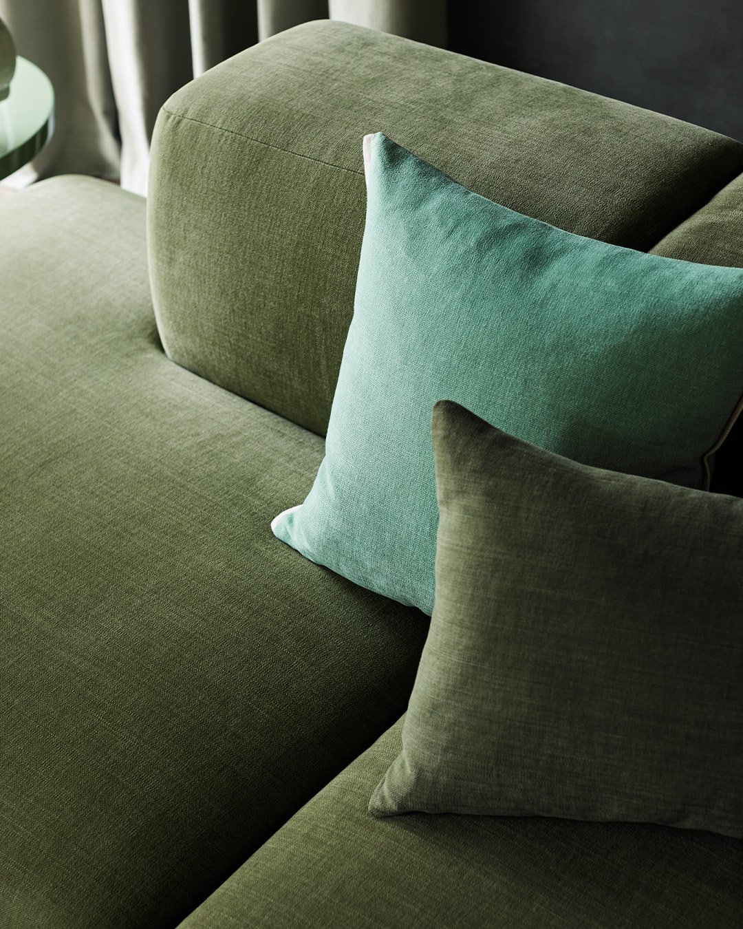 1942_Romo_LINARA_PLAINS_SHOT04_Green_Sofa_Detail_0042_MASTER_P.jpg