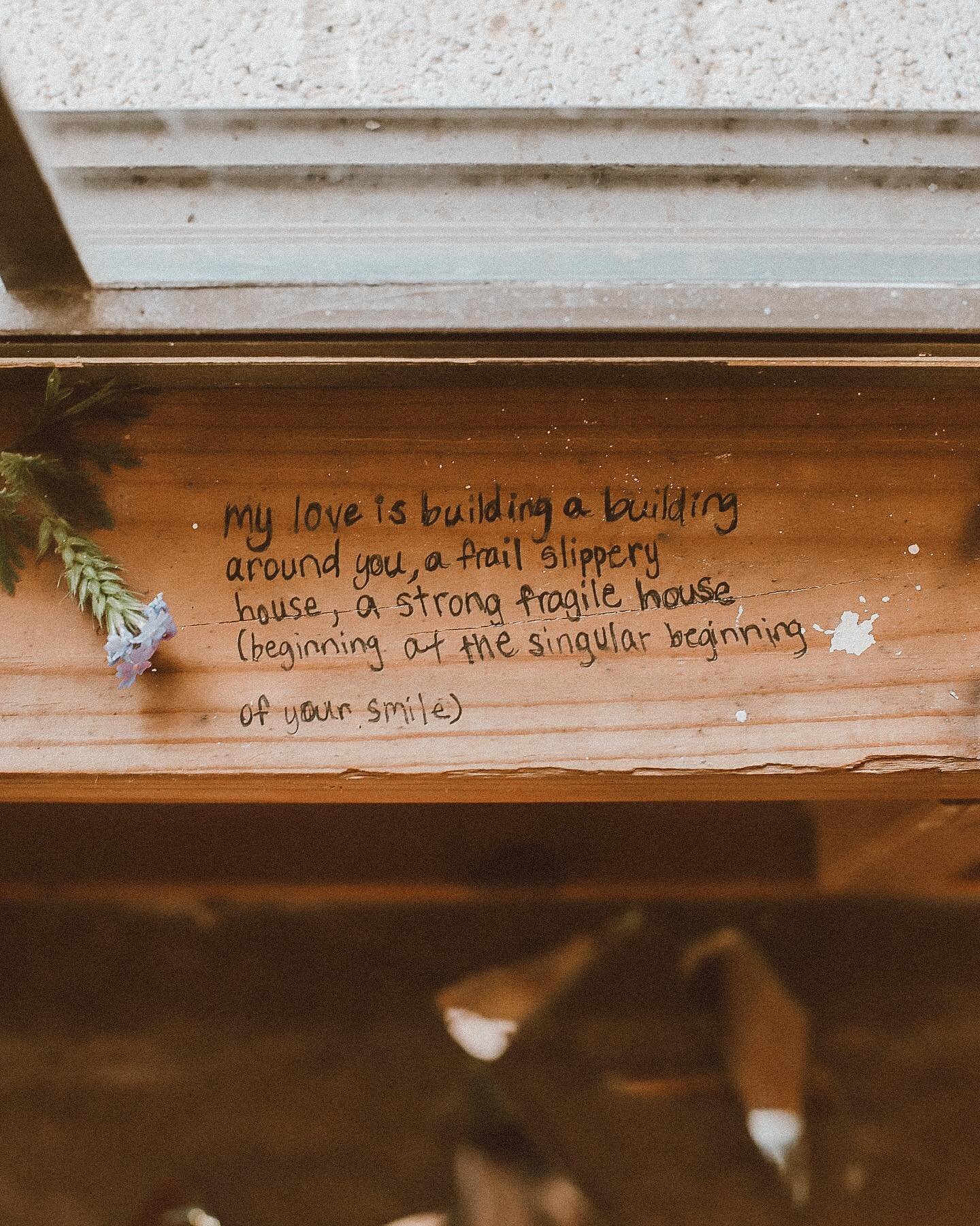 Romanticizing the framework of our house again. 🤷&zwj;♀️🤍 This was so fun and our house is covered in all of our fave words - from e.e. Cummings to Shel Silverstein. Now we are starting out will all the good vibes, juju, energy, whatev 😆 
&bull;
&