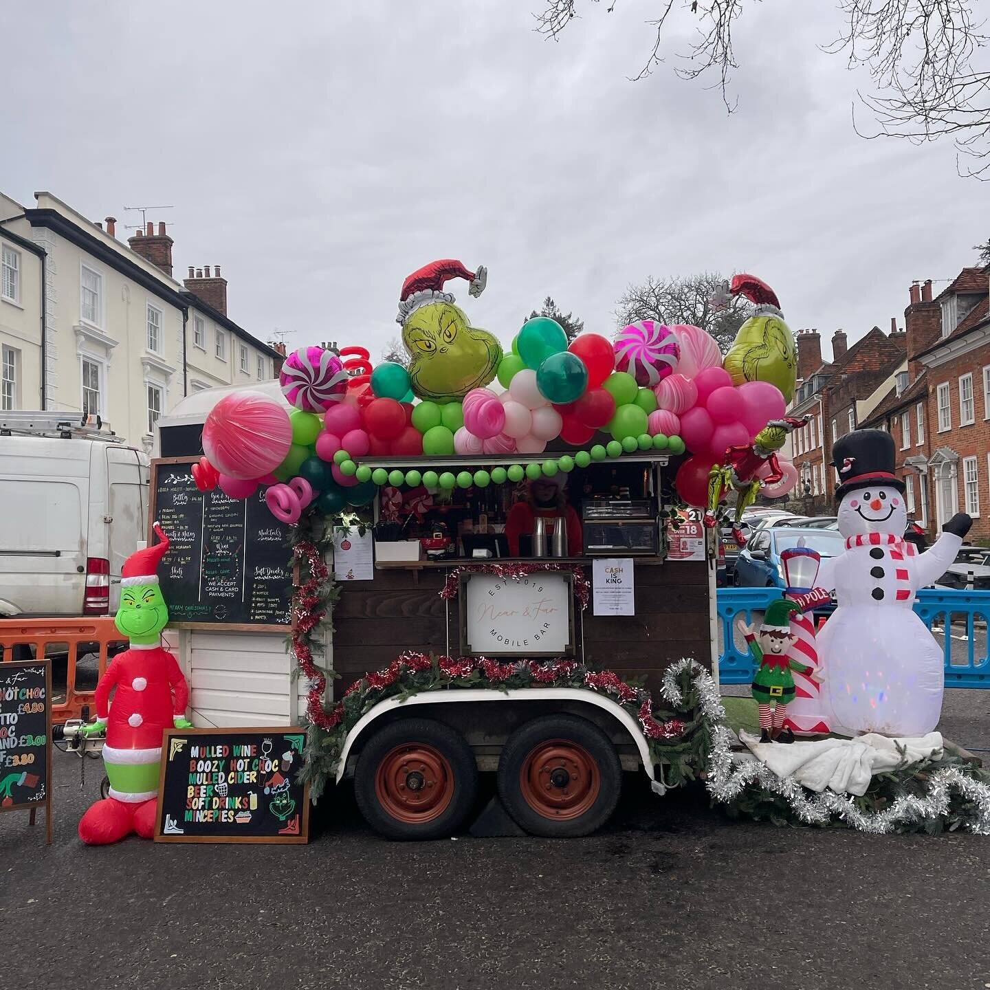 If you&rsquo;re heading to the @farnhamofficial Christmas market today, make sure you stop by @nearandfarmobilebar on Castle Street and check out their Grinchmas themed bar 🎈🎈

Inspired by: @popculturememphis 

#thegrinch #thegrinchwhostolechristma