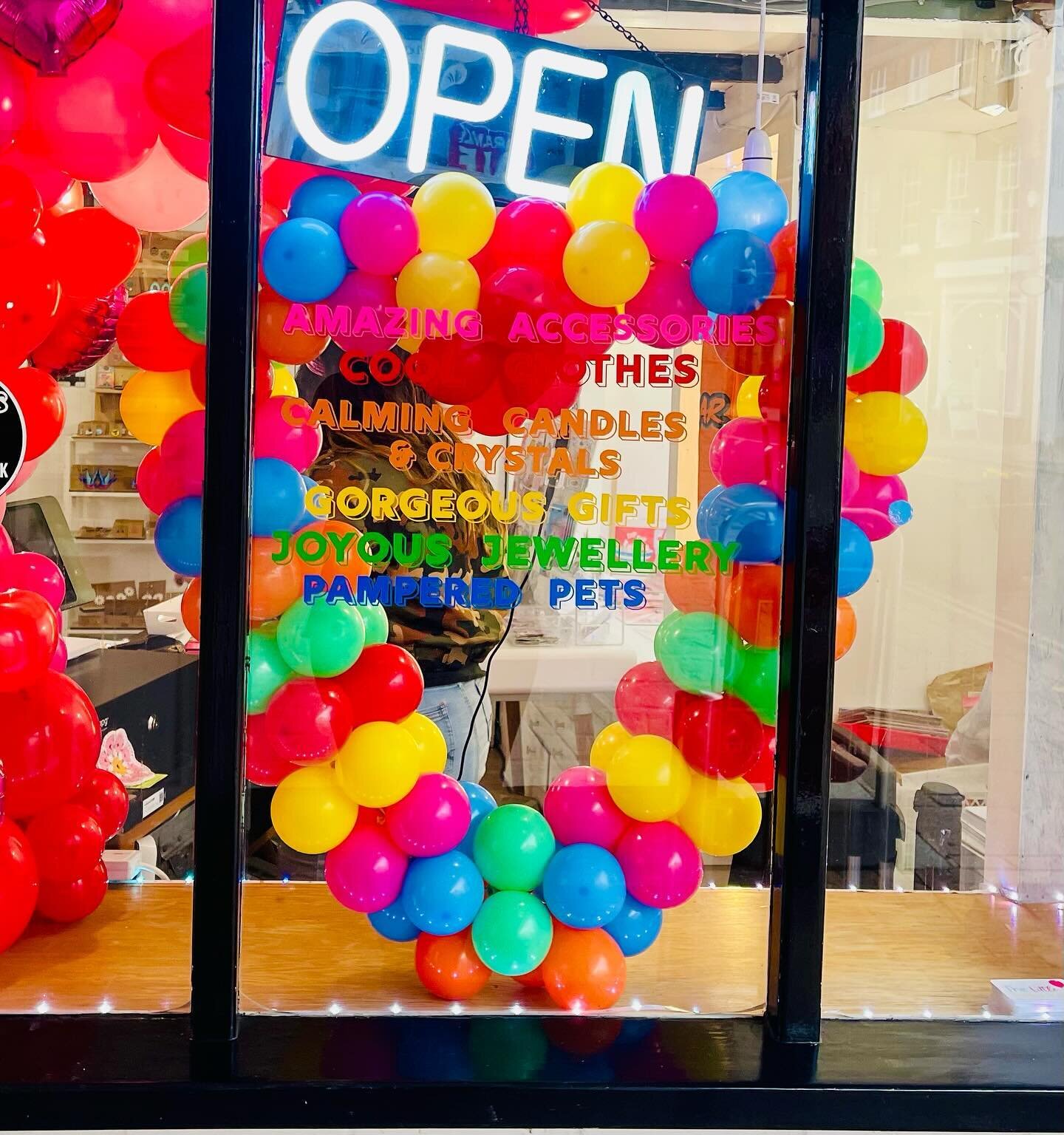 Check out our Valentines rainbow balloon heart @rainbowroaruk 💖🧡💚💙❤️💛 We absolutely loved creating this for Anna &amp; Sarah 🌈🎈 

If you&rsquo;re out and about in Farnham over the weekend, do pop in to say hi and take a look around at their am