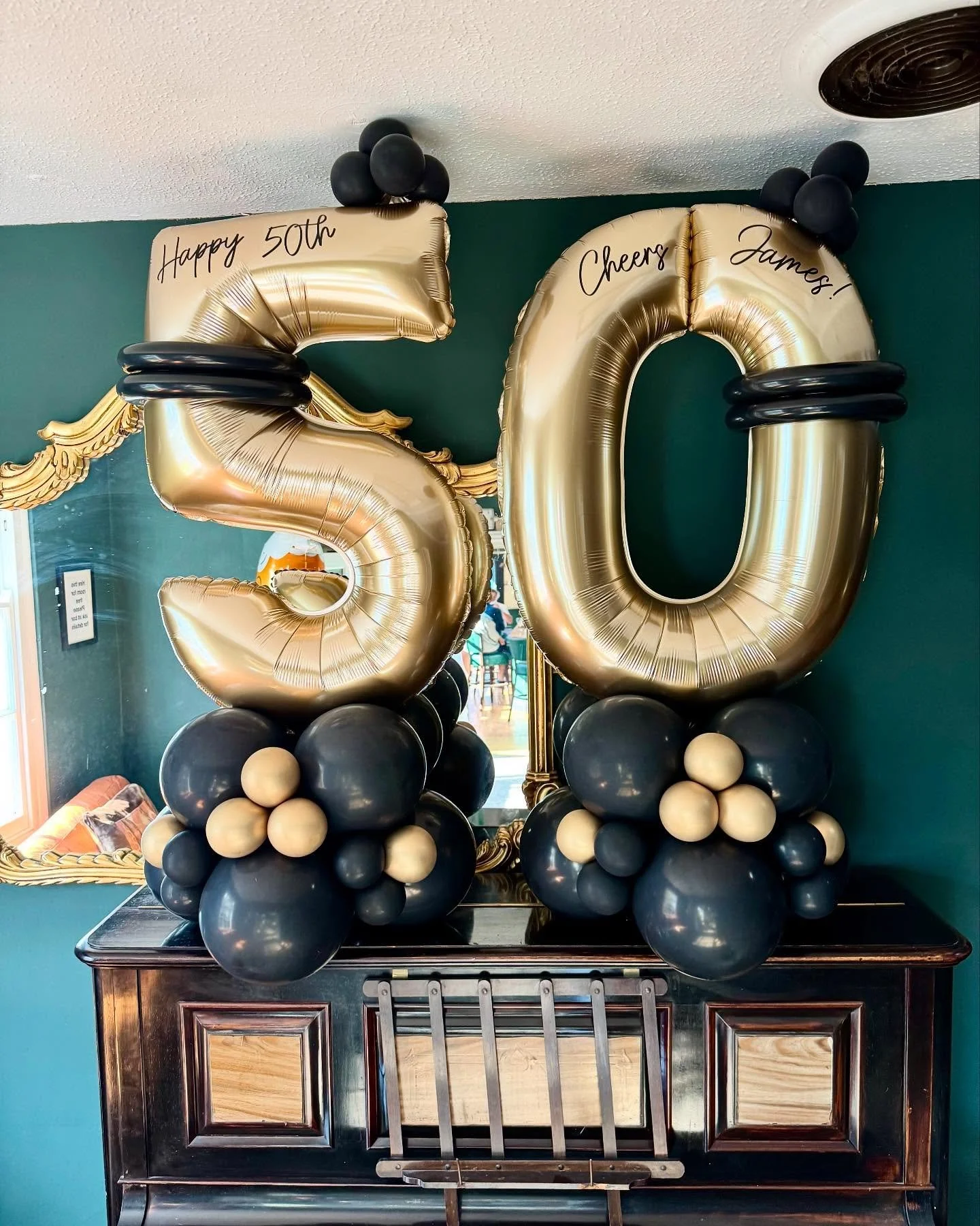 Made to measure balloon stacks 🖤💛n

Adding maximum impact, no matter the space 🎹

#balloonstack #balloondecor #balloondecoration #50thbirthday #50thbirthdayparty #50thballoons #blackandgolddecor #farnhamballoons #surreyballoons #hampshireballoons 