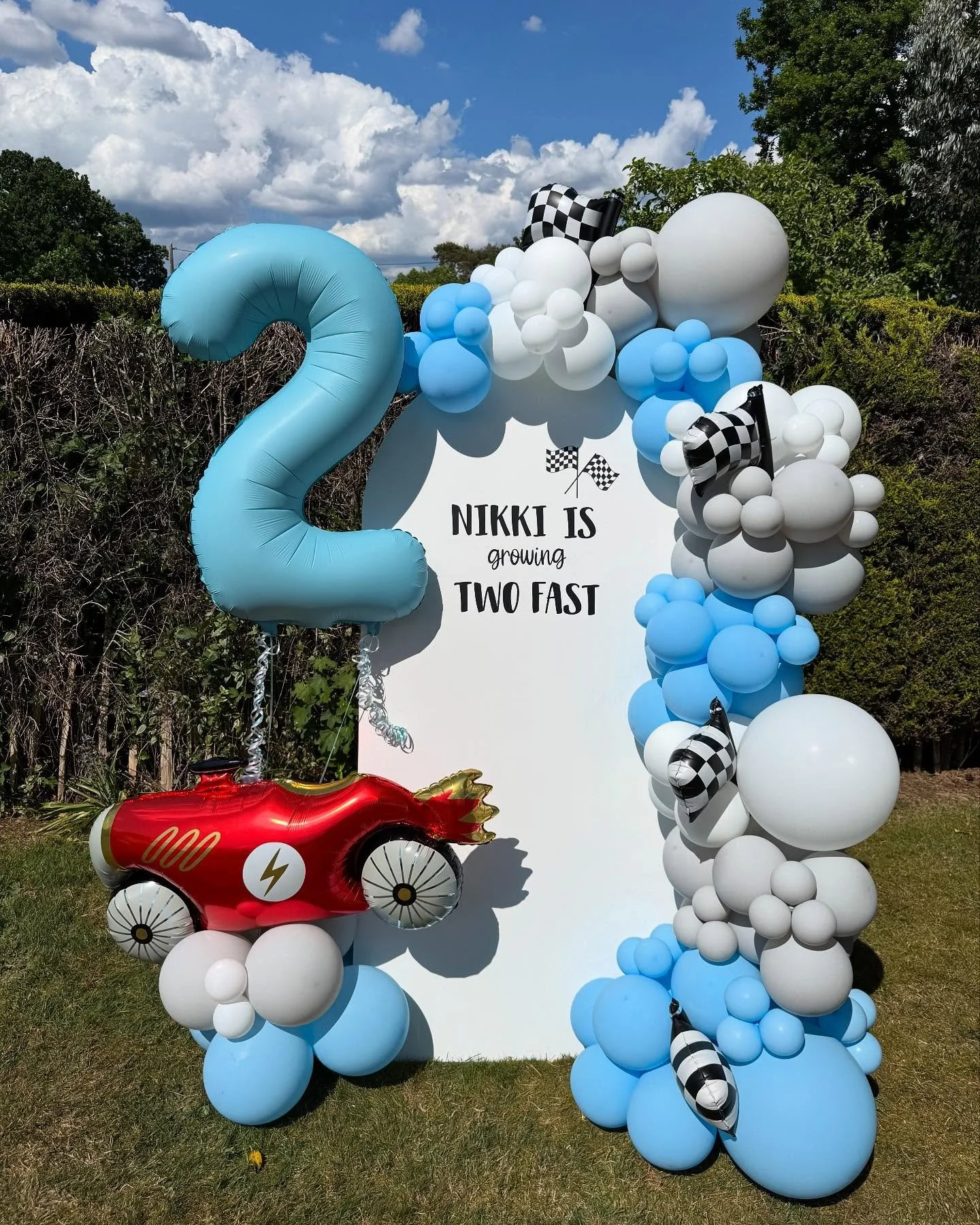 Nikki is growing TWO fast 🏎️💨🏁

A beautiful set-up on a beautiful day ☀️ Even if the wind made it tricky at times, we preserved 💪🏻

@bapiaparty @kalisanuk @sempertexuk 

#racingcartheme #growingtwofast #2ndbirthday #racingcar #birthdaydecor #bir