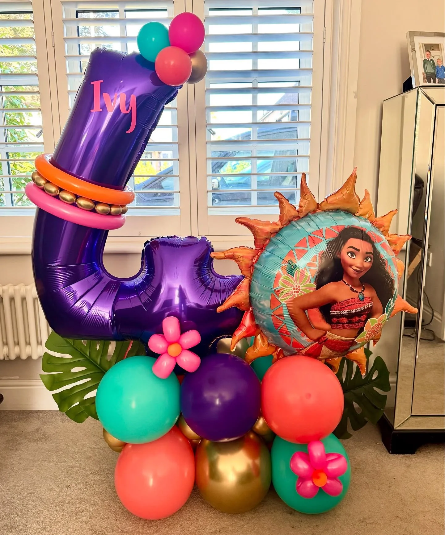 🌺🌊 Set sail with Moana 🌊🌺

This colourful number 4 balloon stack was made for our little wayfinder Ivy 💜🌊

Featuring bold tropical tones, floral touches, and of course Moana herself - this setup is ready to bring island vibes to any celebration
