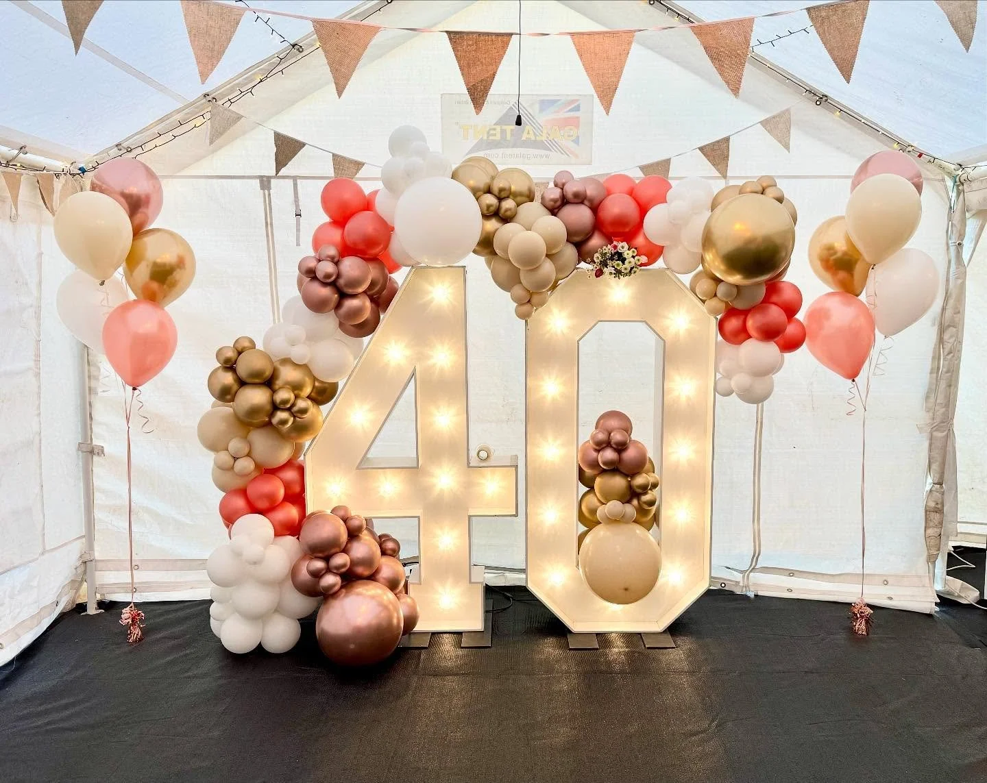 A gorgeous colour scheme to kick-off the start of the outdoor parties 🎉😍

#marqueeparty #40th #40thbirthday #birthdayparties #outdoorparty #balloongarland #balloondecor #lightupnumbers #lightupnumberballoons #heliumballoons #farnhamballoons #surrey