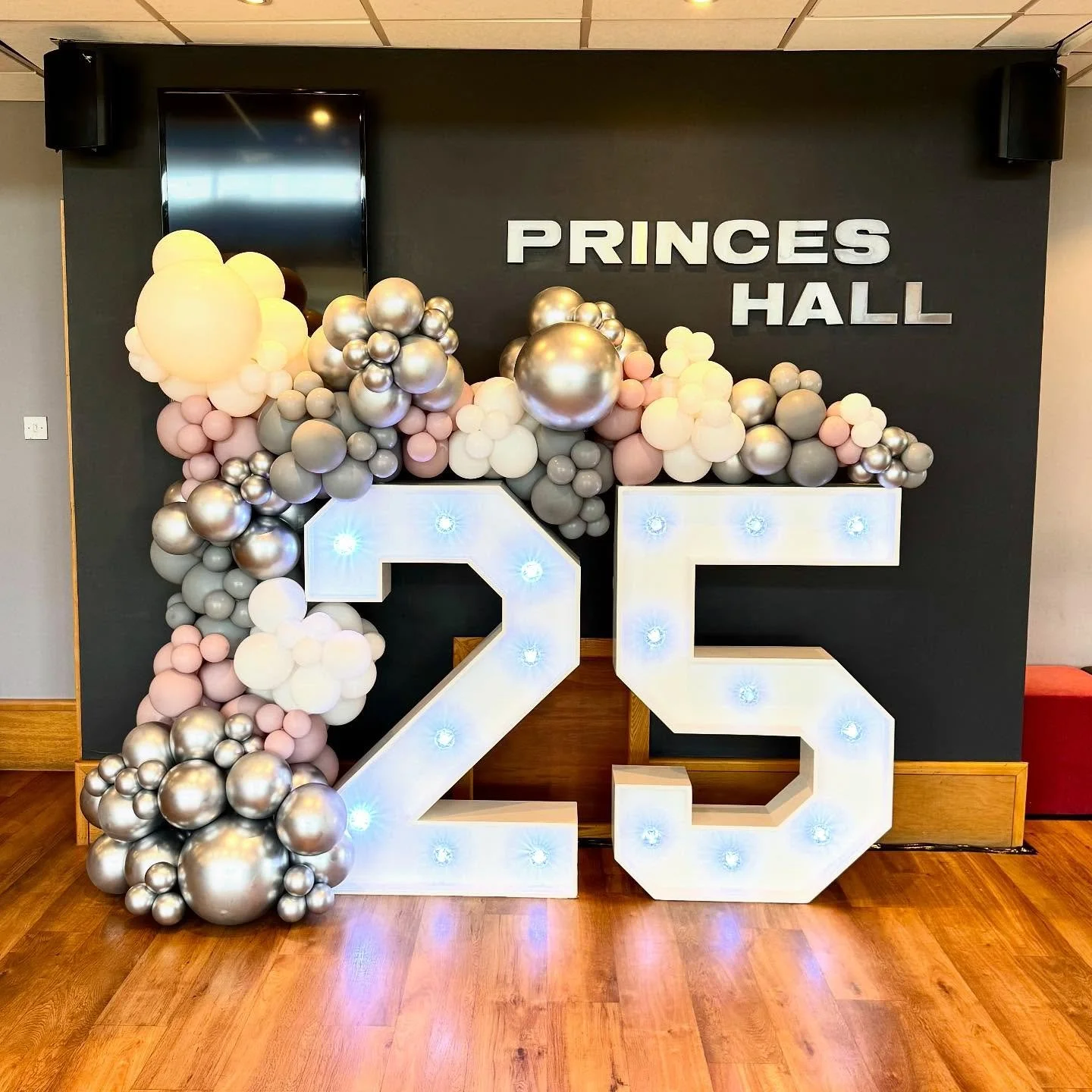 Happy 25th Birthday to @kbdance_academy 🥳

#25thbirthday #showcase25 #25th #balloongarland #balloondecor #balloonstylist #birthdayballoons #lightupnumbers #farnhamballoons #surreyballoons #hampshireballoons #celebrating25years #thelittleballoonshop
