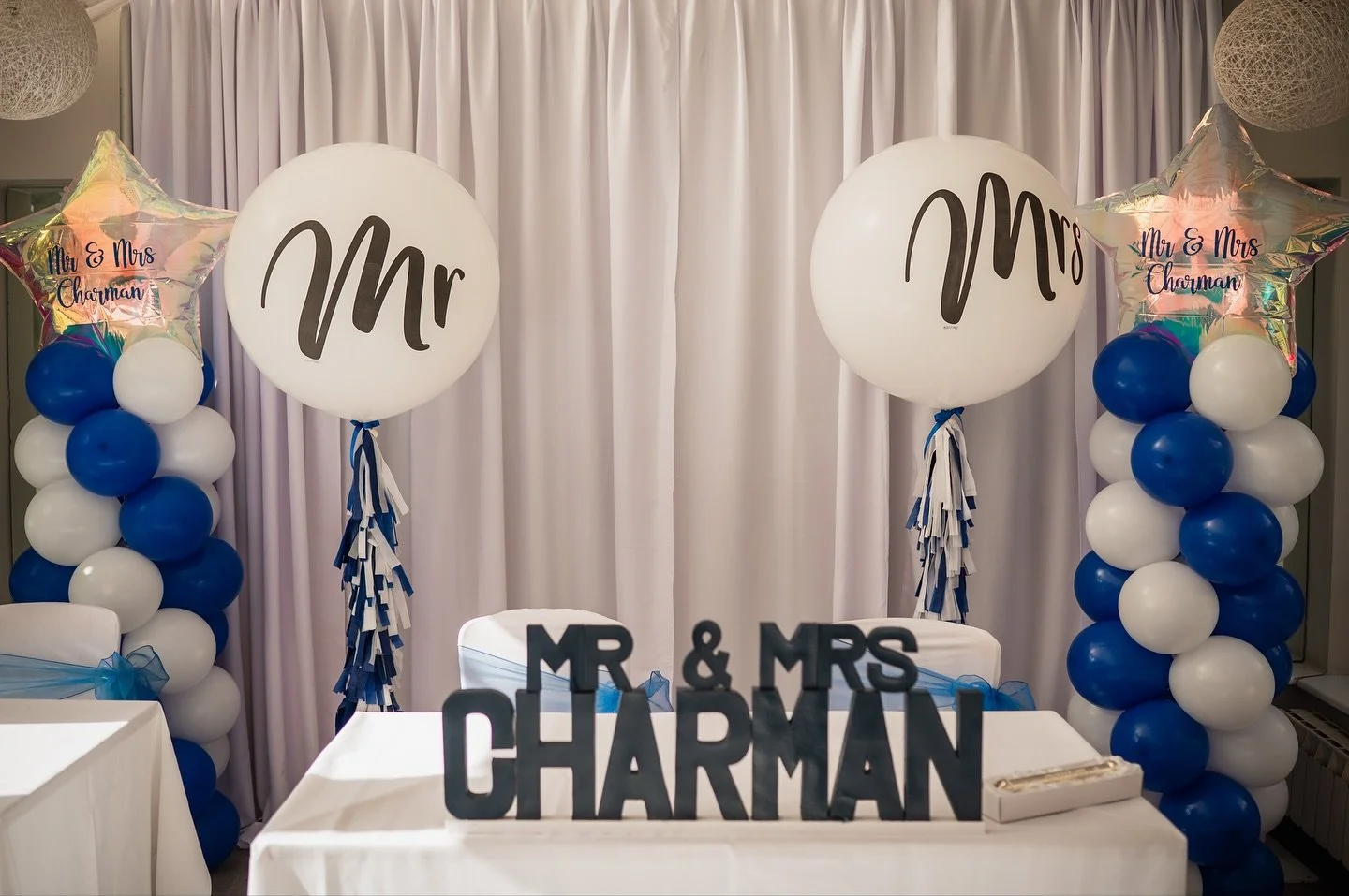 Royal blue &amp; white elegance 💙🤍

Featuring our giant 3ft Mr &amp; Mrs balloons with handmade tassels, personalised Mr &amp; Mrs columns and classic coordinated table bunches - for the perfect wedding vibe! ✨

💌 Planning your wedding or special 
