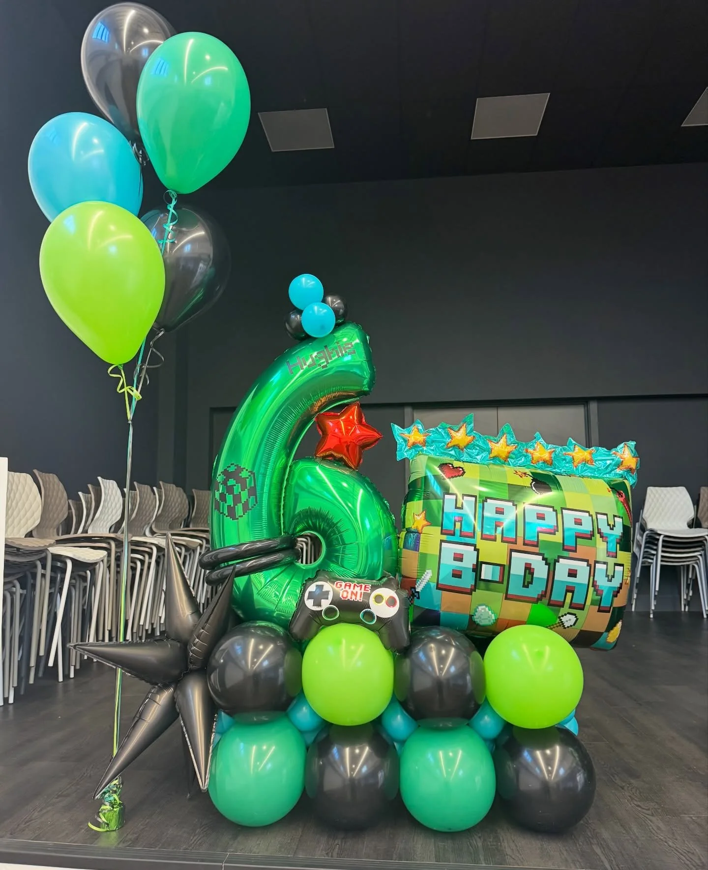 Double the stacks, double the fun! 🎈🎮

Minecraft-themed balloon stacks for two very lucky birthdays - featuring bold greens and blacks, pixel vibes and a big number 6! 💚🖤

Perfect for gaming fans who want their party to really level up 🧱✨

DM to