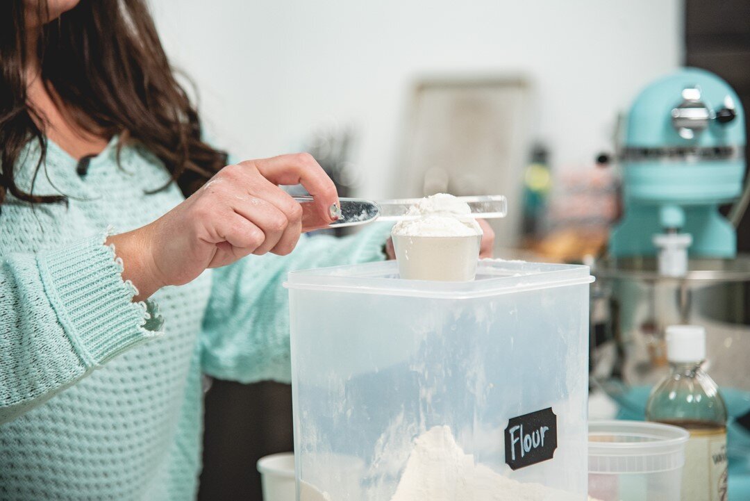 Do you know how to measure your flour and other dry ingredients properly? 👩&zwj;🍳⠀⠀⠀⠀⠀⠀⠀⠀⠀
⠀⠀⠀⠀⠀⠀⠀⠀⠀
Use the scoop and sweep method by spooning your ingredients into the measuring cup until it is over flowing, then sweep the excess away with the ba