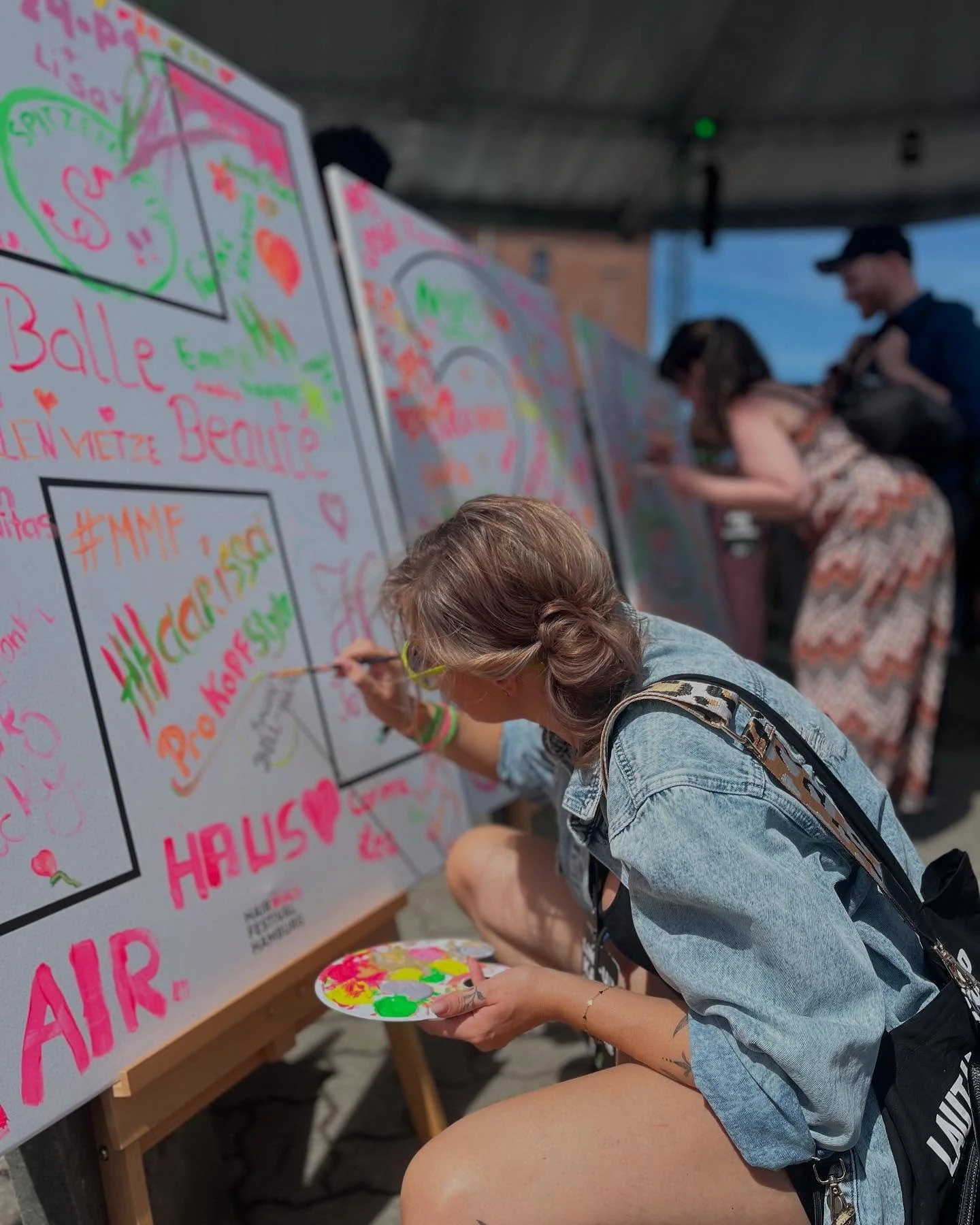🎨 Farben, Freiheit &amp; Festival-Feeling
Zwischen Pinseln, Statements und Sommerlaune &ndash; hier z&auml;hlt jede Farbe, jede Linie, jeder Moment. Franzi sorgt daf&uuml;r, dass der Salon auch in Hamburg f&uuml;r ewig bleibt.

#hairfestivalhamburg 