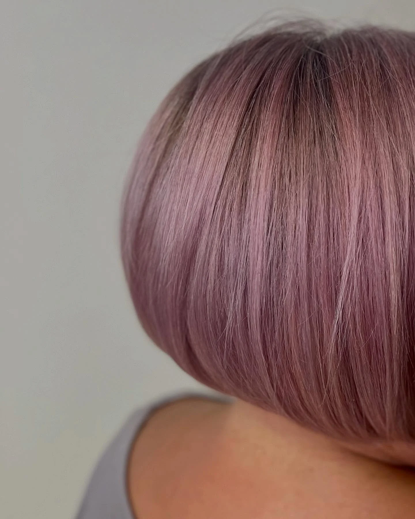 Mut zur Farbe zahlt sich aus! Dieser sanfte Ros&eacute;ton bringt Frische, Individualit&auml;t und ganz viel Stil. 💜

#haircolor #bob #ros&eacute; #salonbellhair #hairstyles