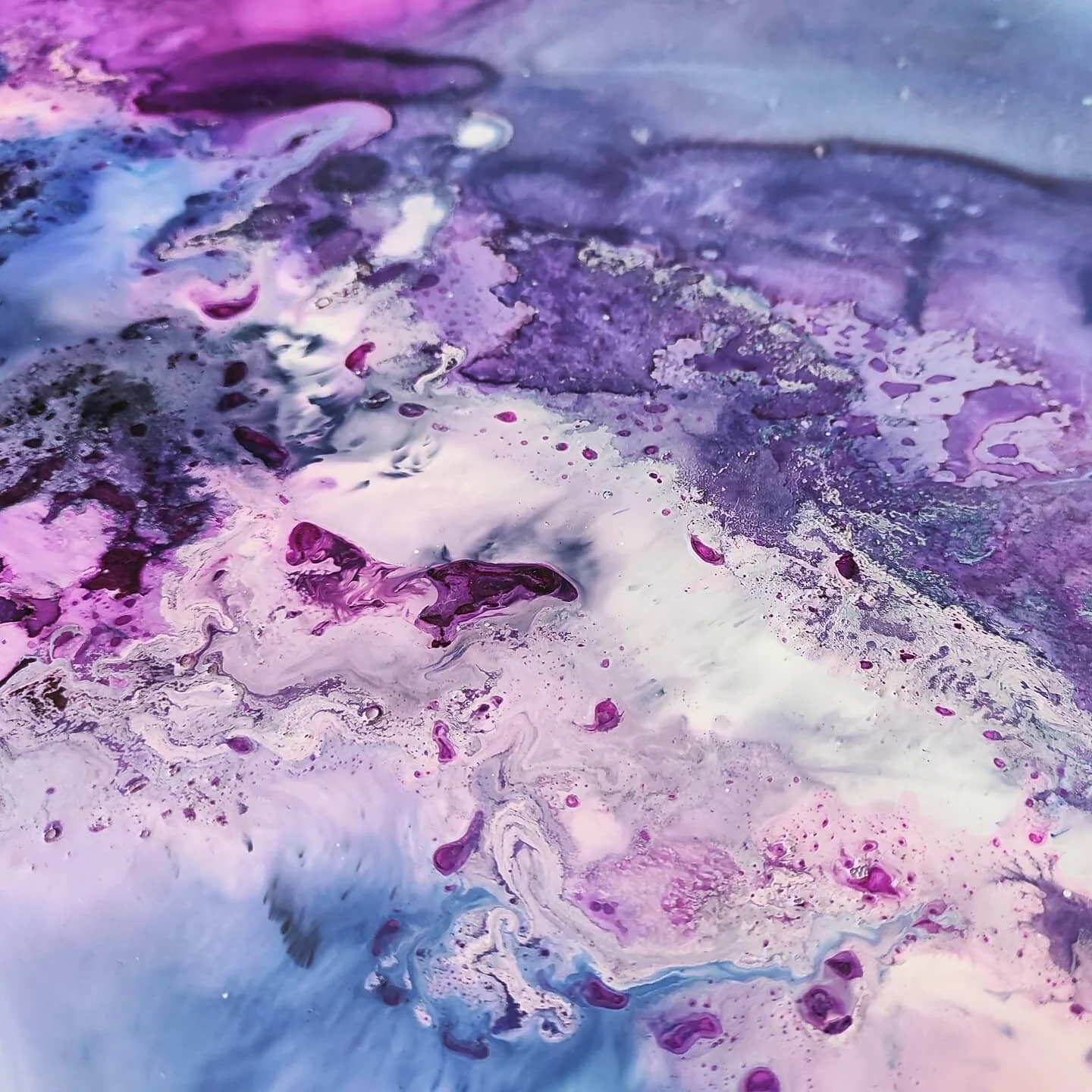 &quot;Ser un artista es creer en la vida&quot;.
Henry Moore
.
Y t&uacute;, &iquest;Crees en la vida? 
Cada d&iacute;a, m&aacute;s! 💜
.
.
.
.
.
.
.
#fluidartwork #fluidartgallery #inkartwork #homedecor #homedecorideas #instaart #purpleandpink #expres
