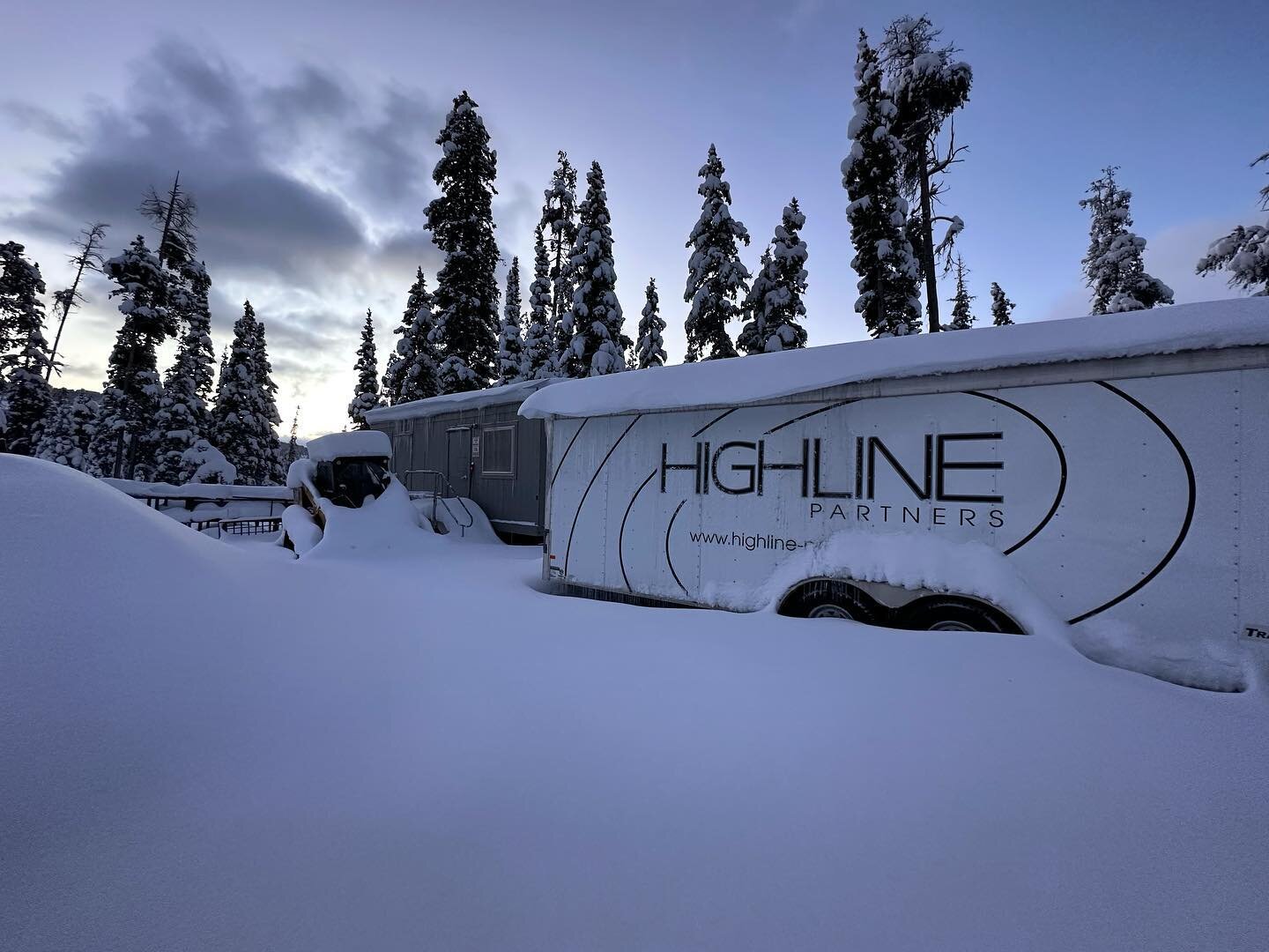 Looks like old man winter has arrived&hellip;

#montanaliving #mountainlife #mountainliving #mountainmodernhome #getoutside #snowday #winteriscoming #constructionlife #jobtrailer