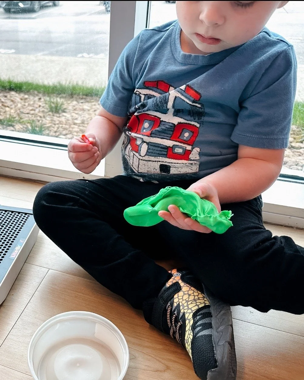 🌟 One Small Change for Stronger Hands! 🖐️

Did you know simple play can make a big difference in fine motor skills? Try these easy ideas at home:

Muffin tins &amp; ice cube trays &ndash; Picking up small items builds precision and control.
Colorin