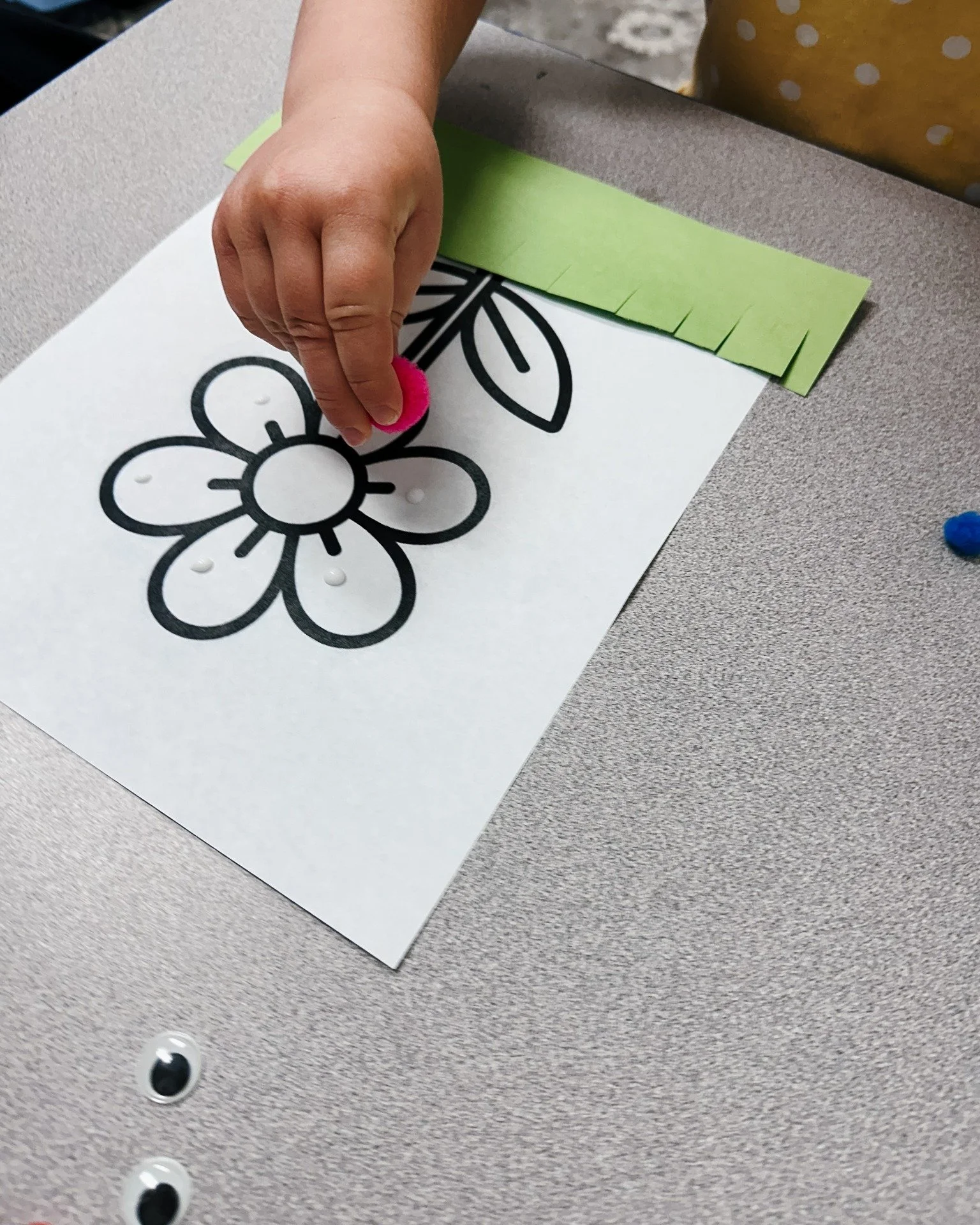 🌸 Spring into Fine Motor Fun! 🖐️

Grab some tweezers or clothespins and pick up pom-poms, placing them onto a flower drawing.

This simple activity helps little hands build:

Hand strength
Finger coordination
Pencil grasp

&hellip;and the best part