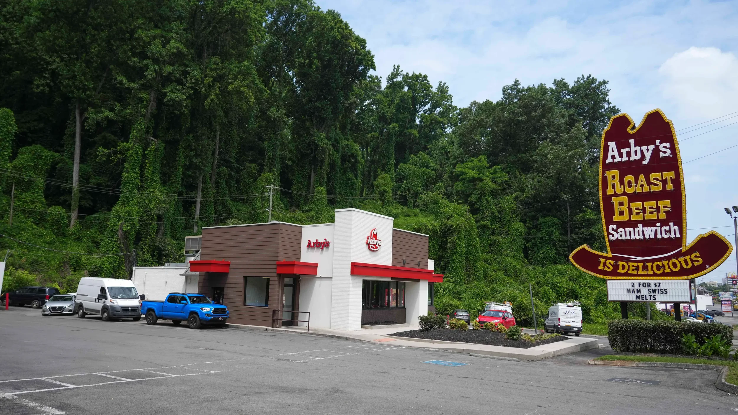 84051601007-kns-20250605-kudzo-at-arbys-aa-1.webp