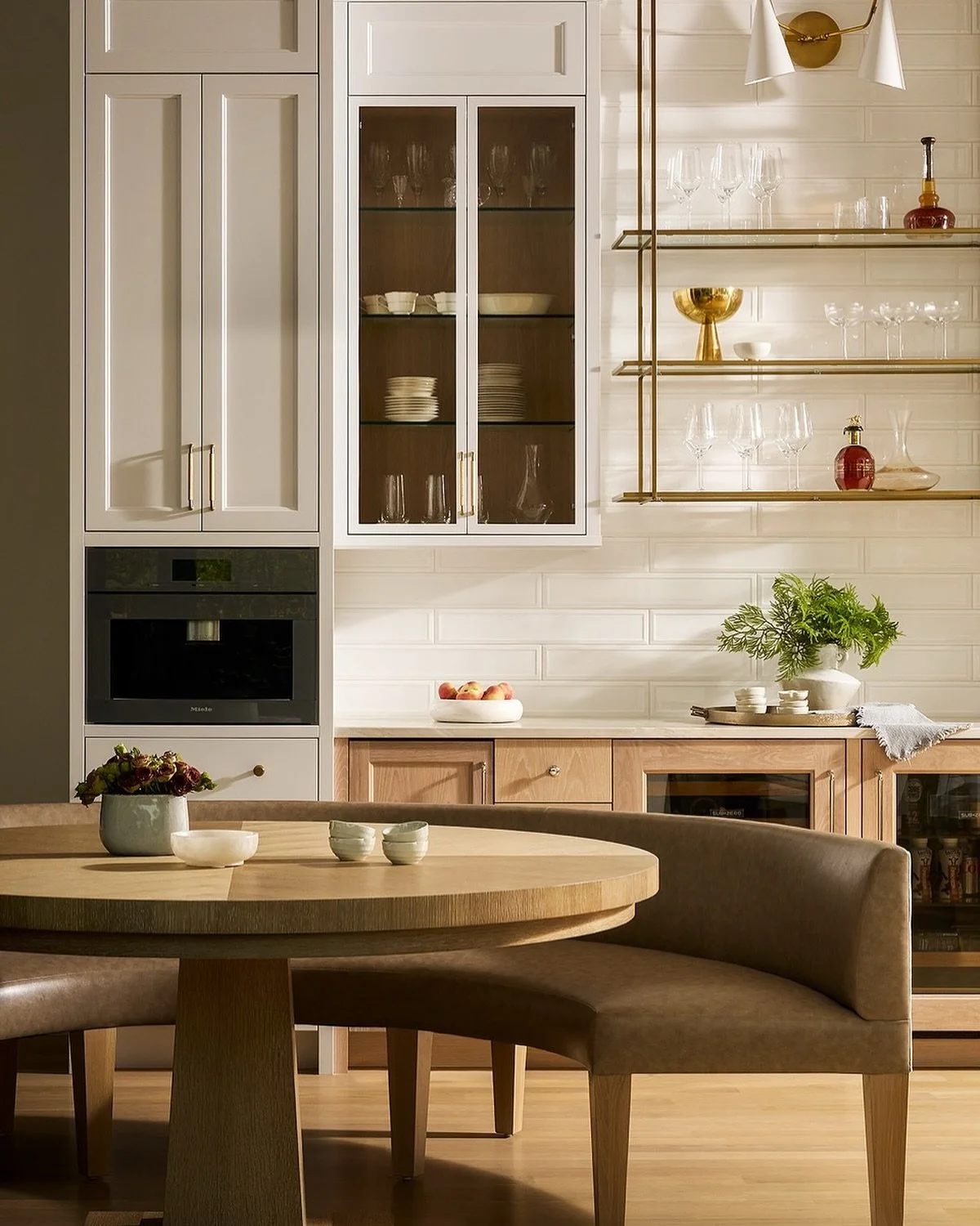 A moment for the most stunning curved custom banquette at #clientlakeshorecoastal

Furnishings and styling by @studiow_chicago
Builder Hausen Contractors
Architectural Design @dianesterlingwilson
Photography by @rymcdon
.
.
.
.
#StudioWInteriors #Wil