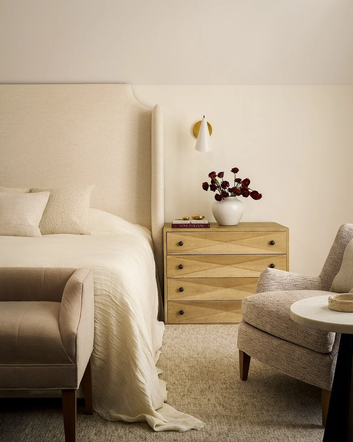 A calm and serene primary bedroom at #clientlakeshorecoastal

Furnishings and styling by @studiow_chicago
Builder Hausen Contractors
Architectural Design @dianesterlingwilson
Photography by @rymcdon
.
.
.
.
#StudioWInteriors #WilmetteDesign #Transiti